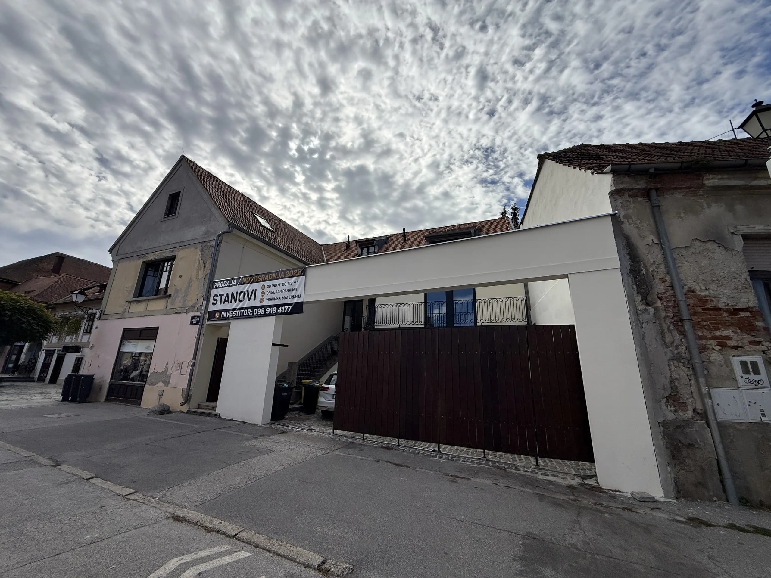 Bočno pročelje zgrade s ulazom u dvorište, stambeno-poslovna zgrada u centru Varaždina