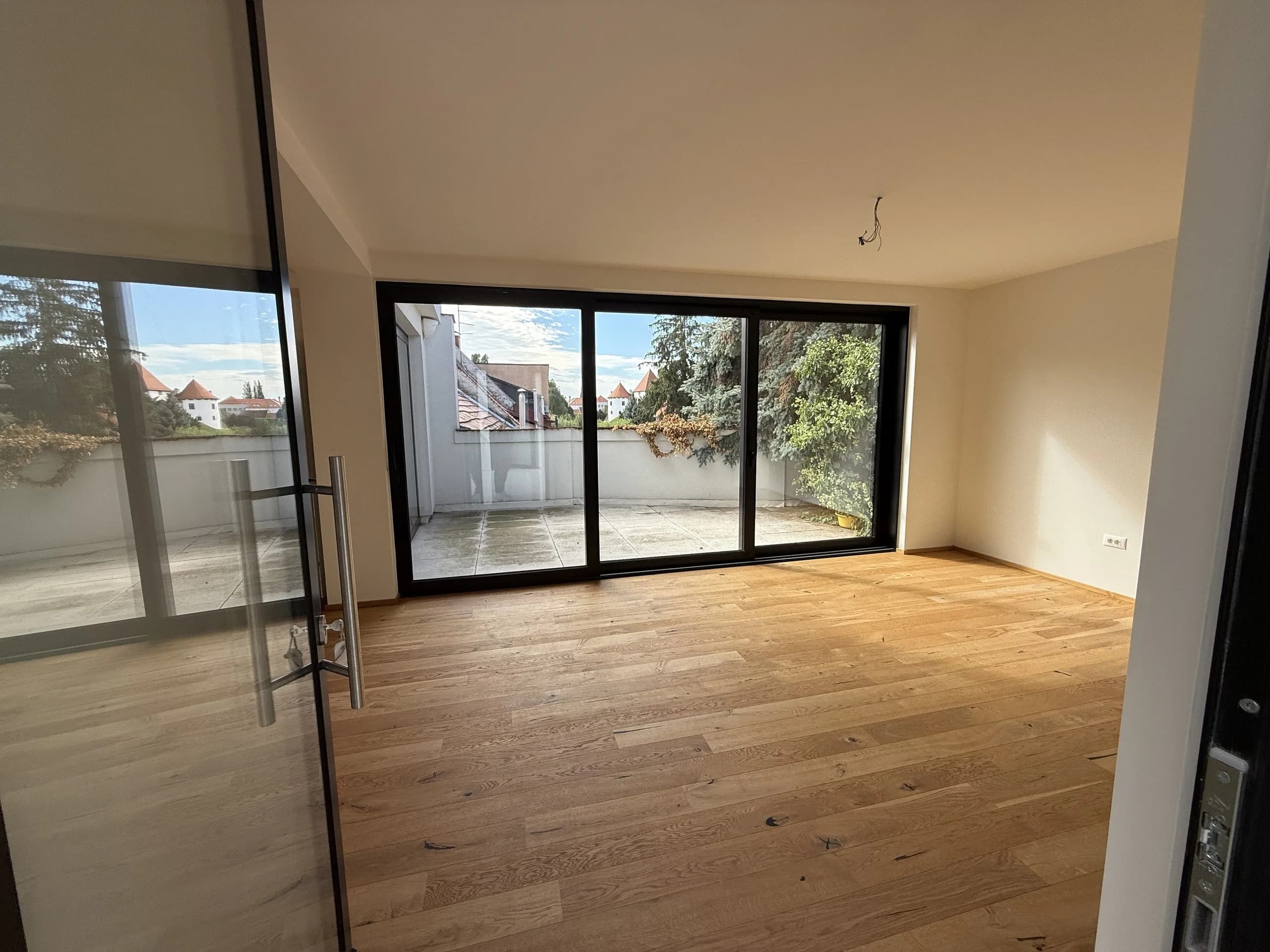 Dnevni boravak s kliznim vratima na terasu, stan od 127 m² s terasom u centru Varaždina