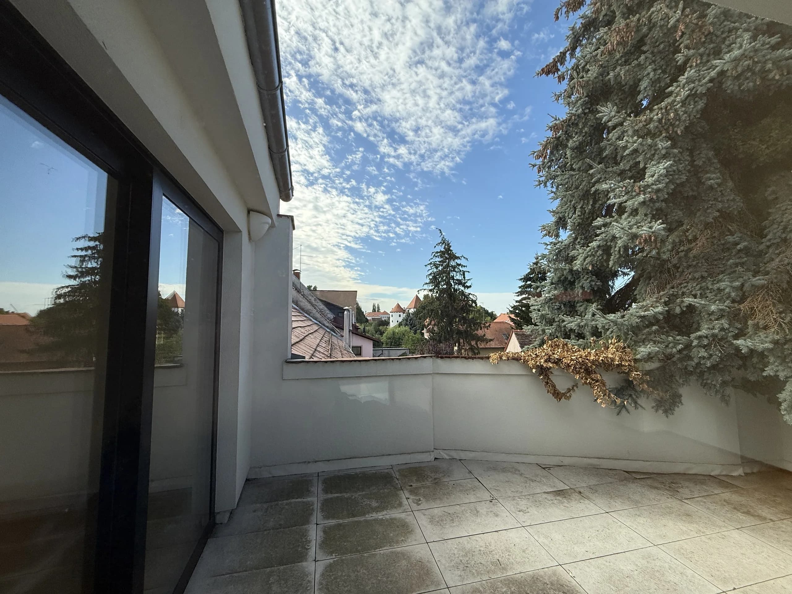 Nenatkrivena terasa s pogledom na drveće, stan od 127 m² s terasom u centru Varaždina