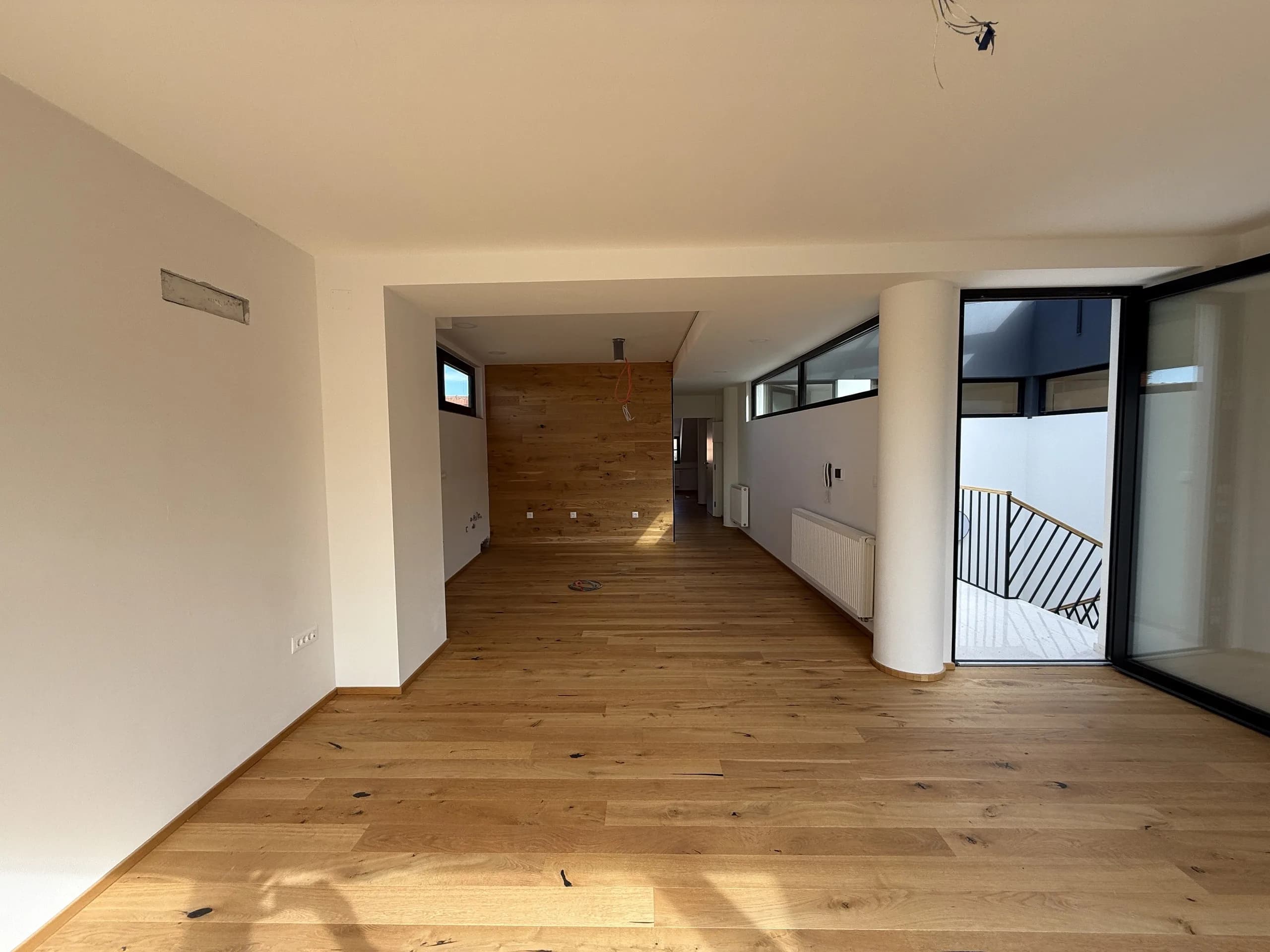 Dnevni prostor s parketom i stupom, stan od 127 m² s terasom u centru Varaždina