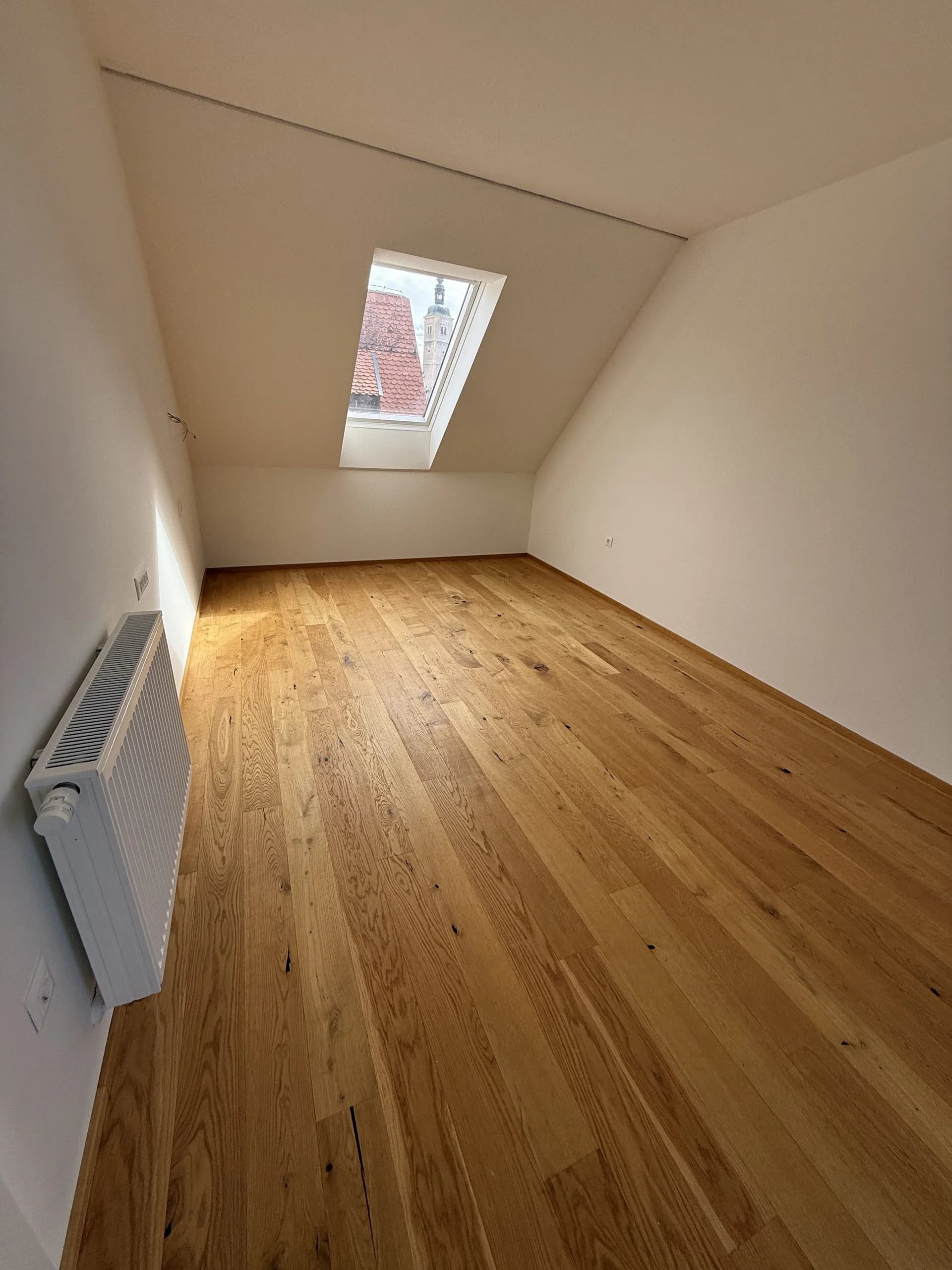 Soba s krovnim prozorom i radijatorom, stan od 127 m² s terasom u centru Varaždina