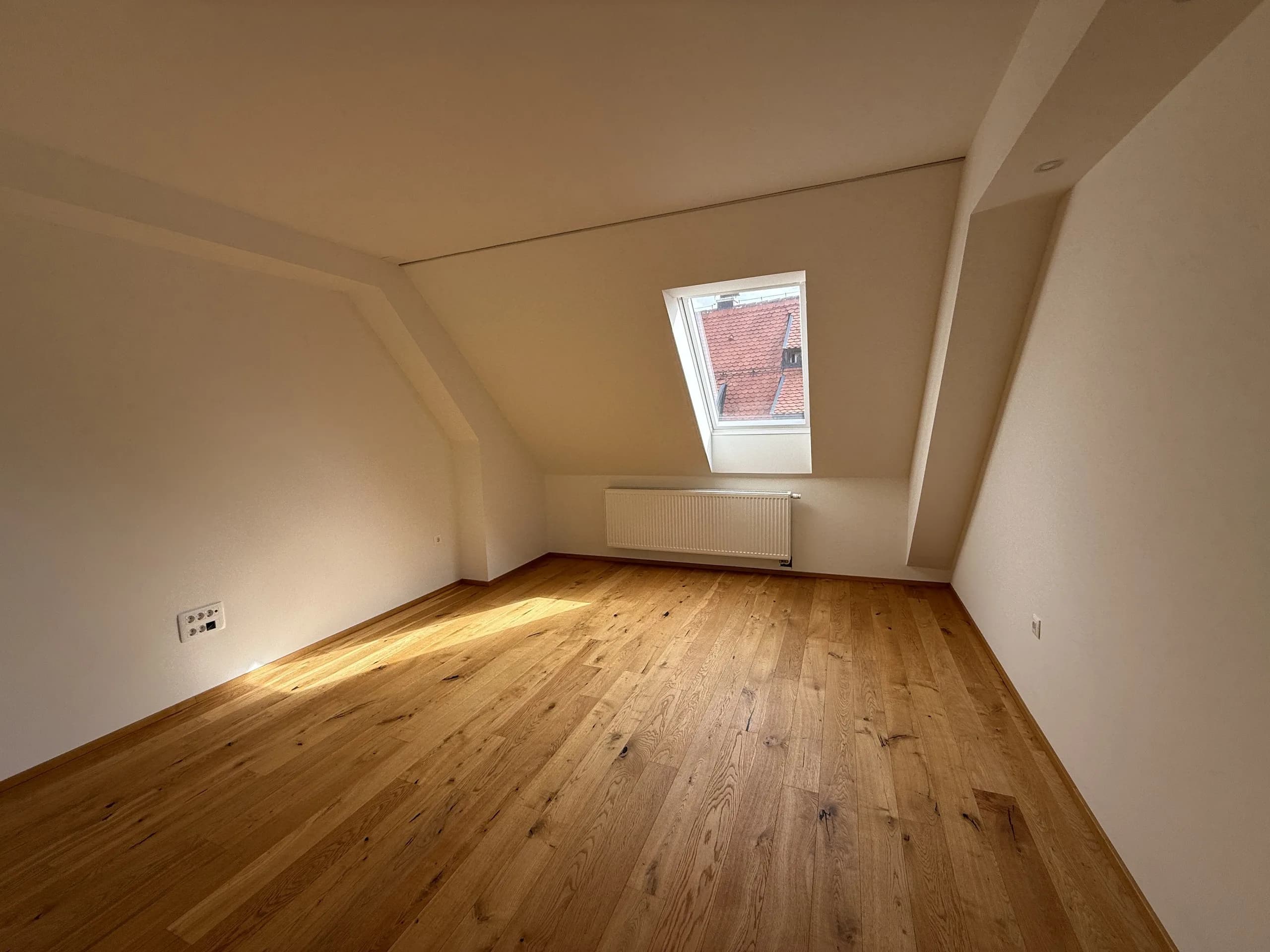 Soba s kosim stropom i krovnim prozorom, stan od 127 m² s terasom u centru Varaždina