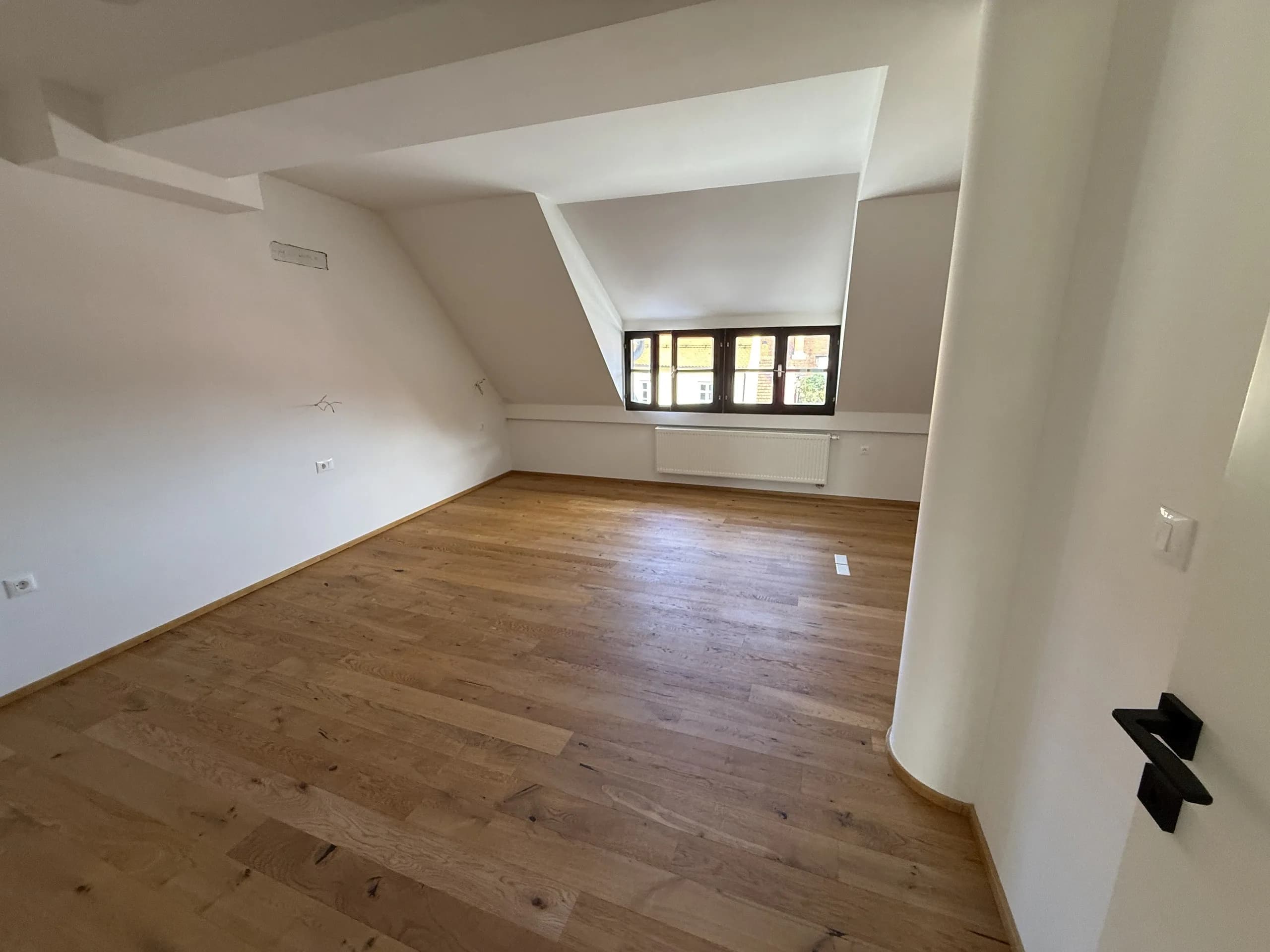 Soba s prozorom u kosini krova, stan od 127 m² s terasom u centru Varaždina