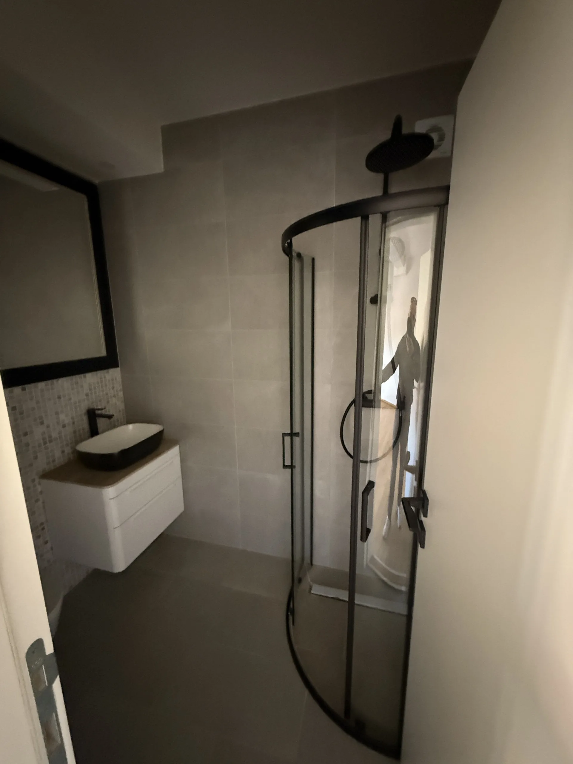 Kupaonica s tuš kabinom, stan od 127 m² s terasom u centru Varaždina