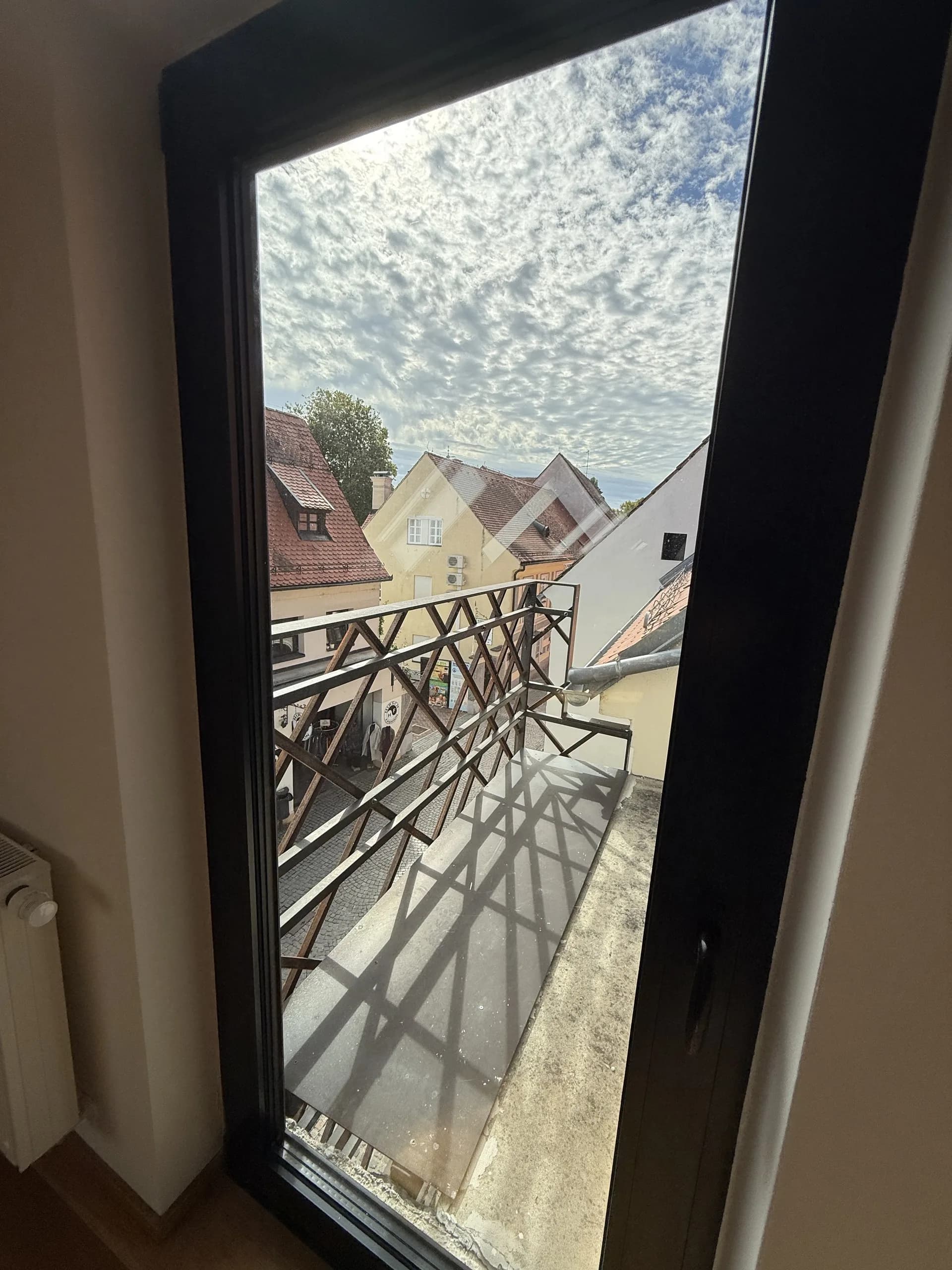 Pogled kroz vrata na balkon, stan od 144 m² u potkrovlju u centru Varaždina