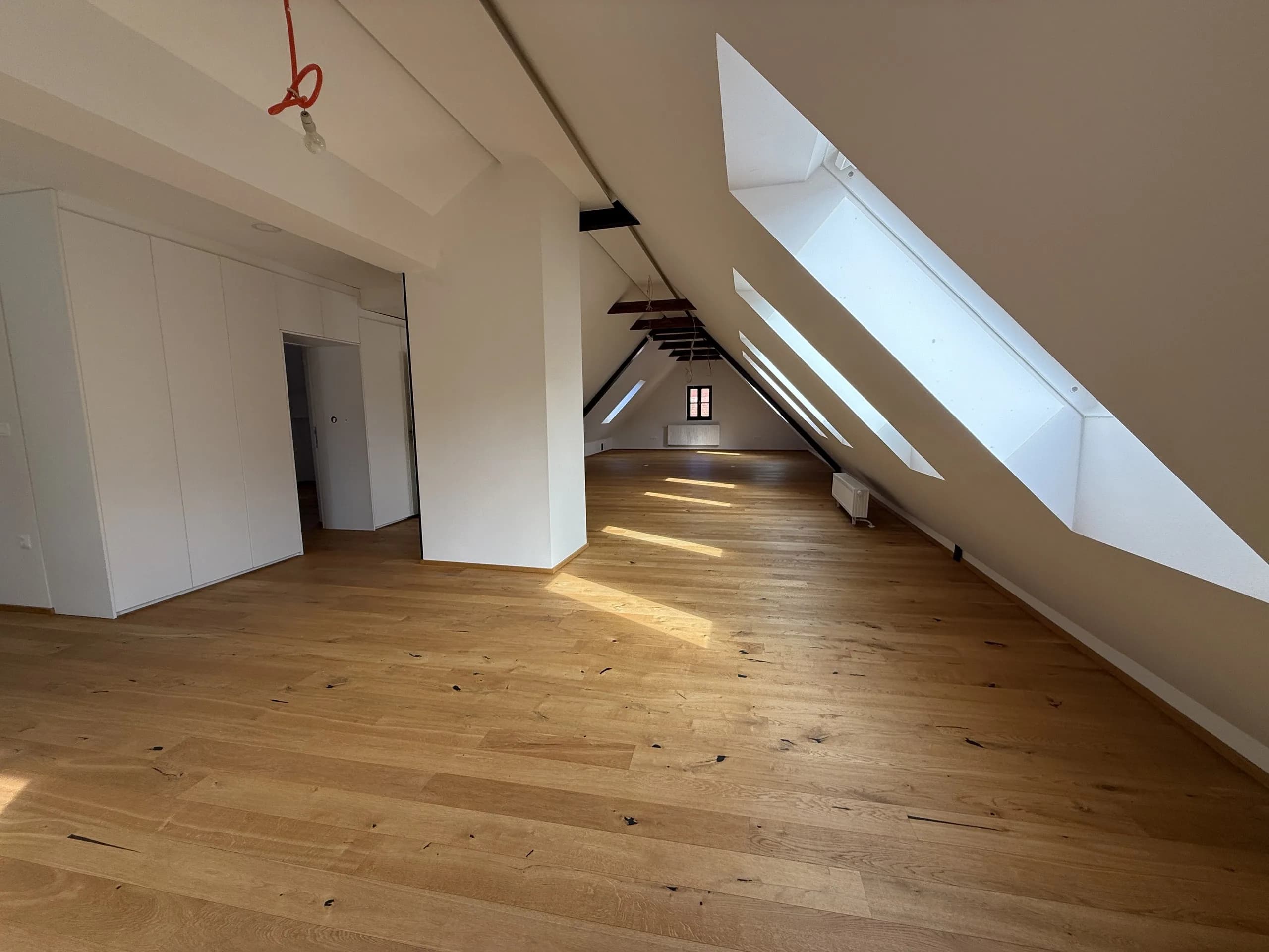 Otvoreni prostor s parketom i krovnim prozorima, stan od 144 m² u potkrovlju u centru Varaždina
