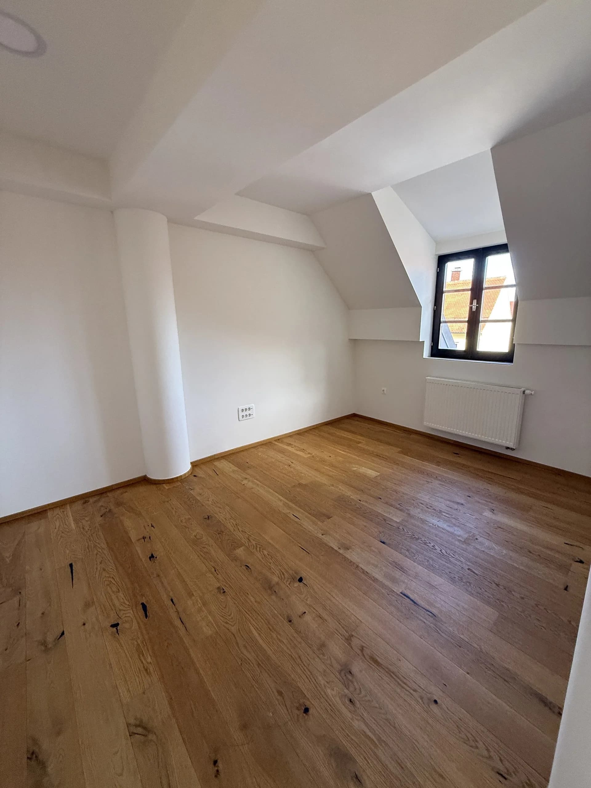 Soba s prozorom i parketom, stan od 144 m² u potkrovlju u centru Varaždina