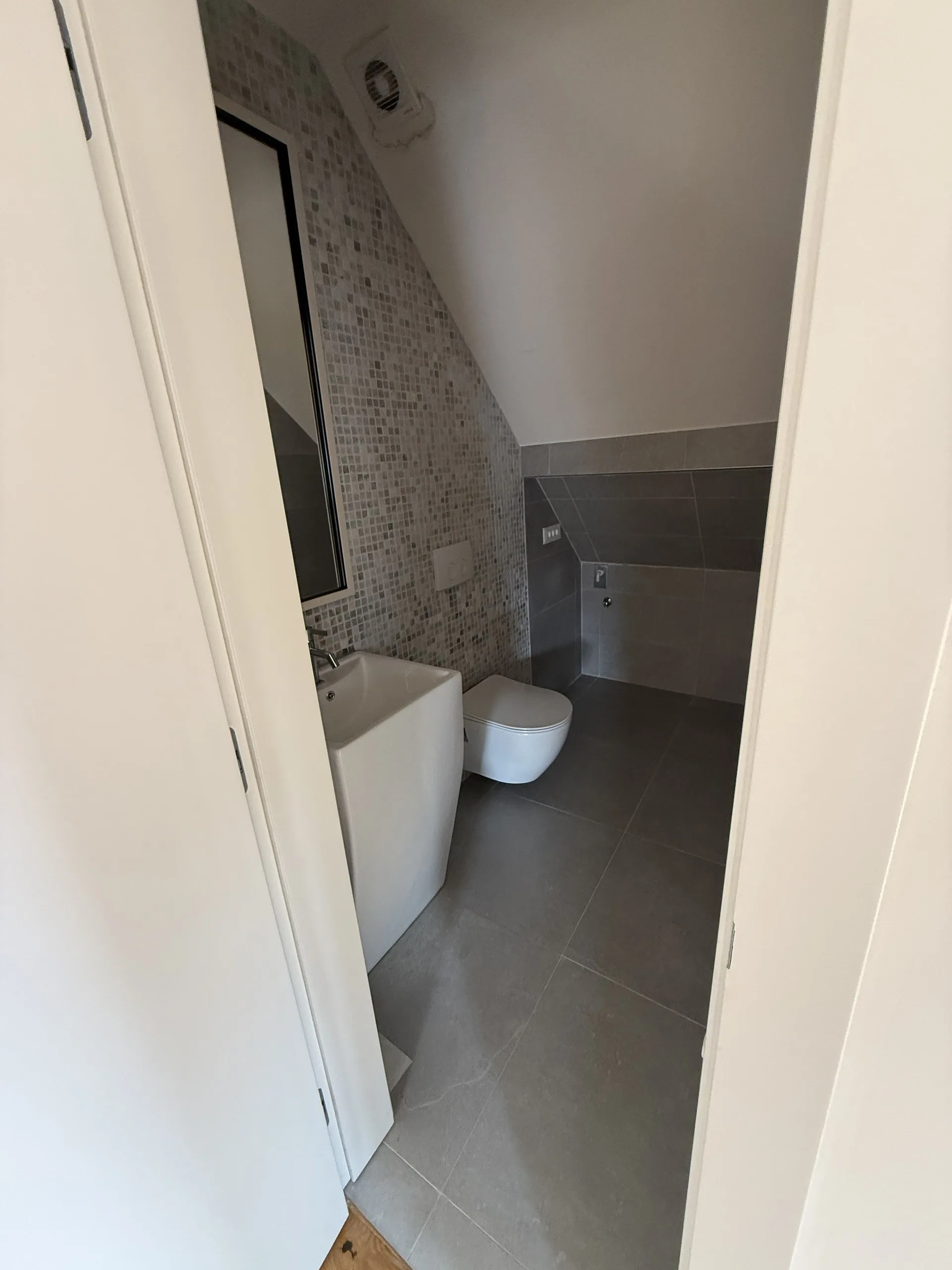 Kupaonica s WC školjkom, stan od 144 m² u potkrovlju u centru Varaždina