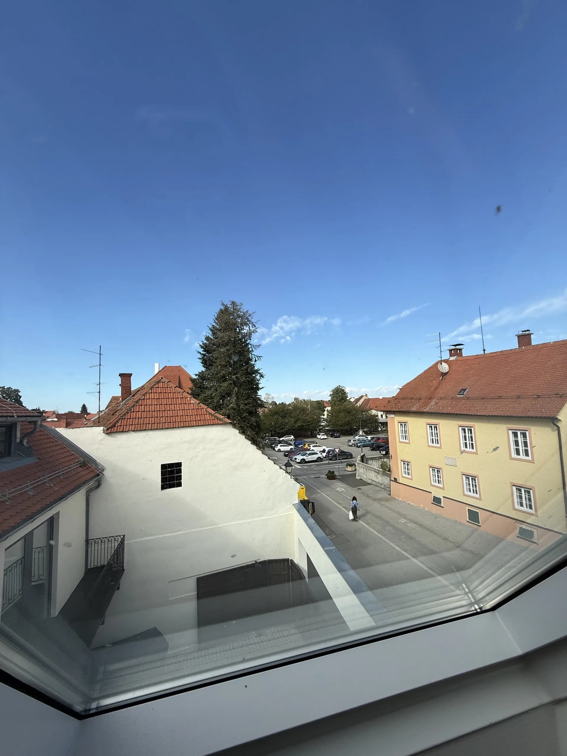 Pogled kroz krovni prozor na ulicu, stan od 144 m² u potkrovlju u centru Varaždina