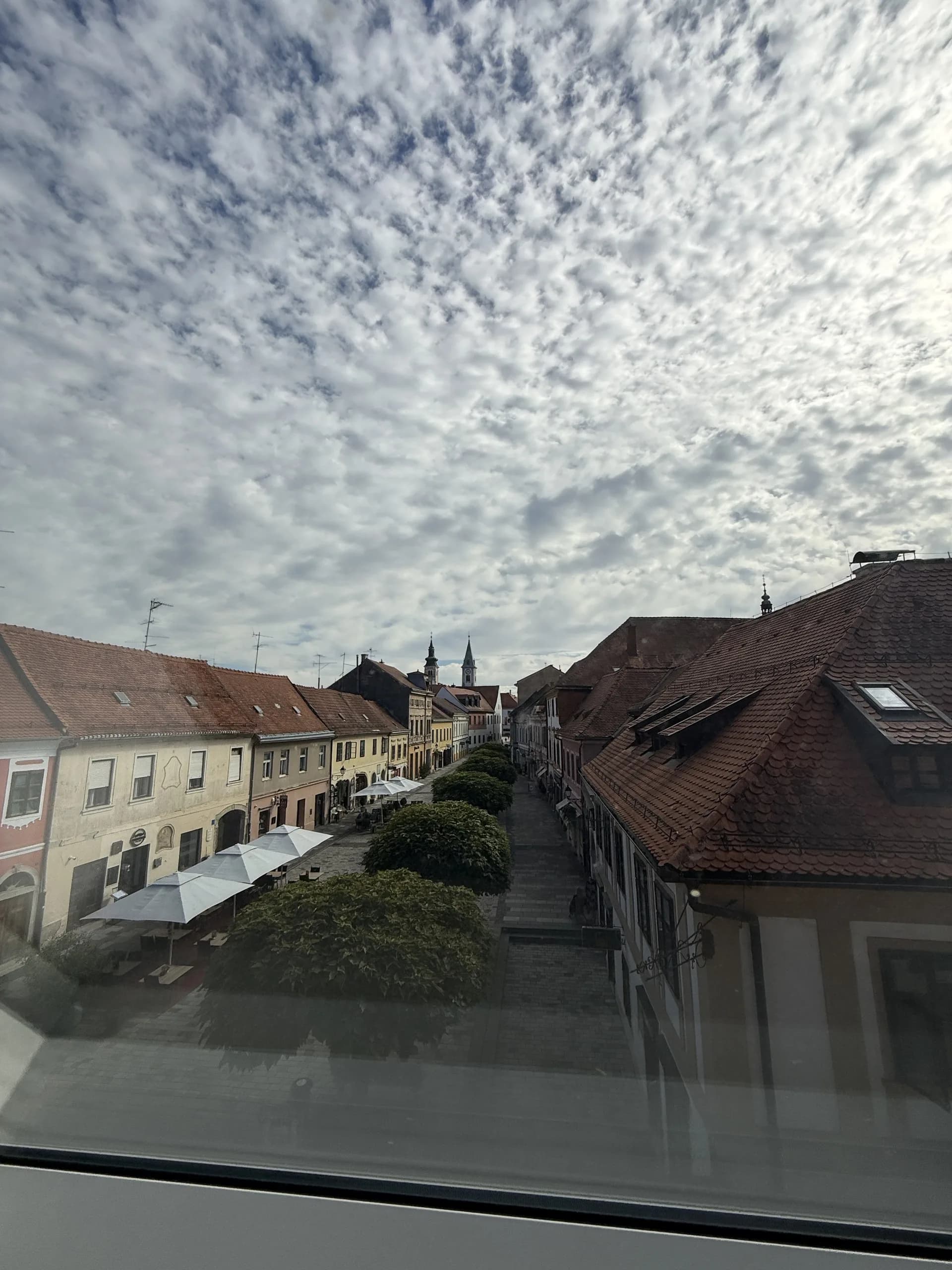 Pogled s prozora na ulicu u povijesnoj jezgri, stan od 144 m² u potkrovlju u centru Varaždina