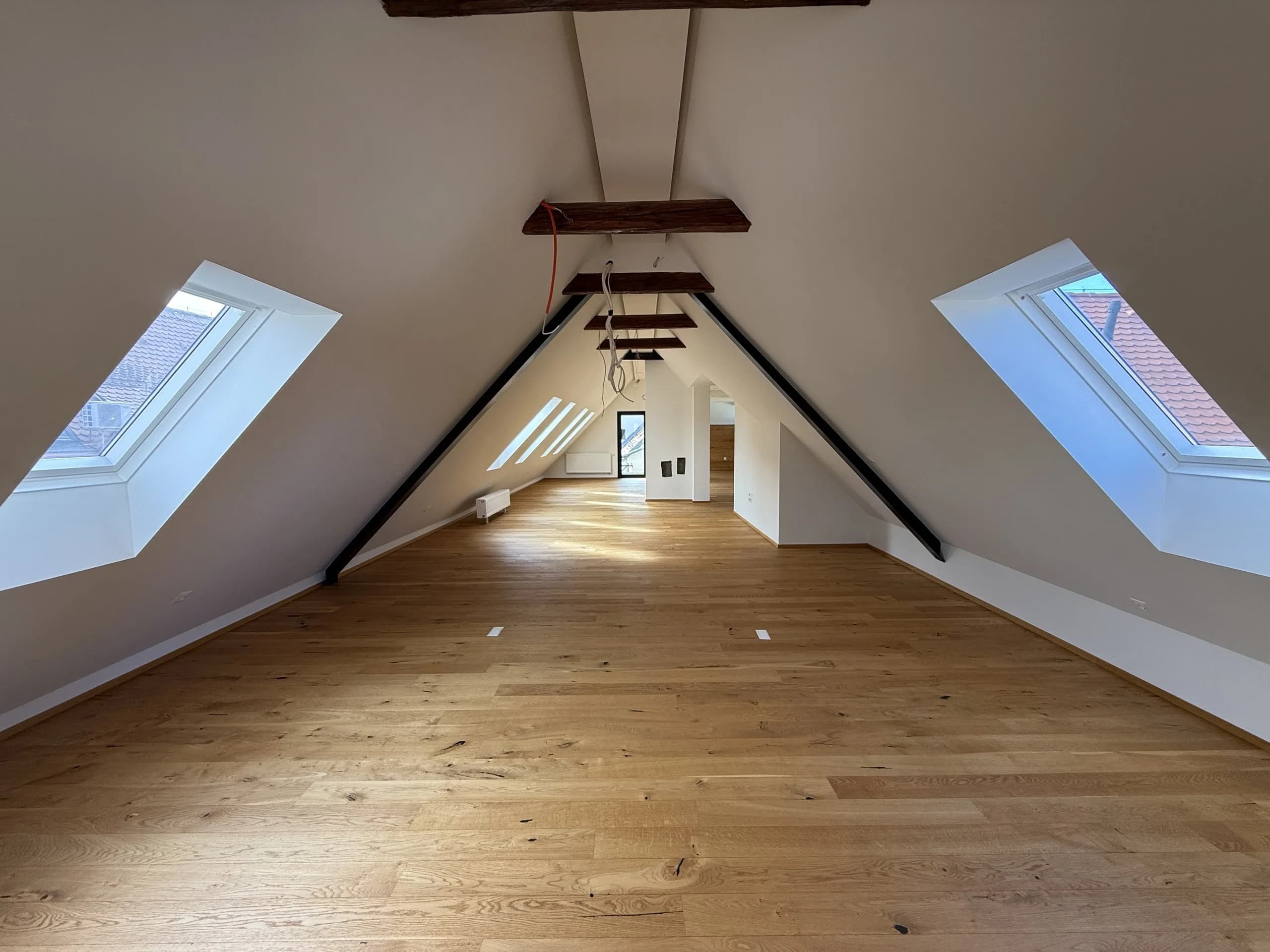 Otvoreni prostor pod krovom s krovnim prozorima i gredama, stan od 144 m² u potkrovlju u centru Varaždina