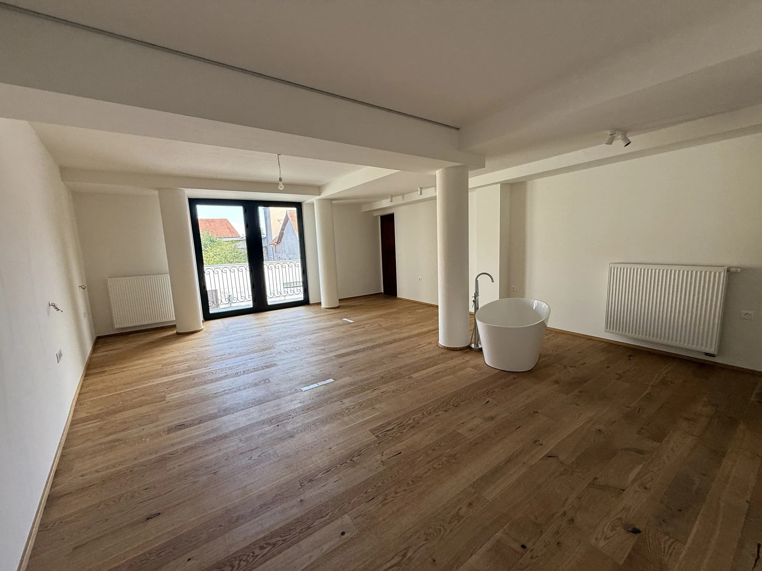 Soba s parketom, slobodnostojećom kadom i vratima na balkon, stan od 157 m² na prvom katu u centru Varaždina