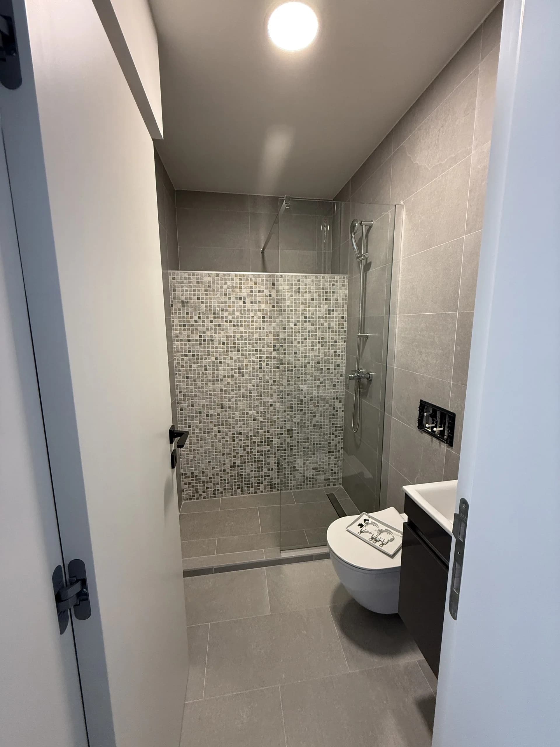 Kupaonica s tušem i mozaikom, stan od 157 m² na prvom katu u centru Varaždina
