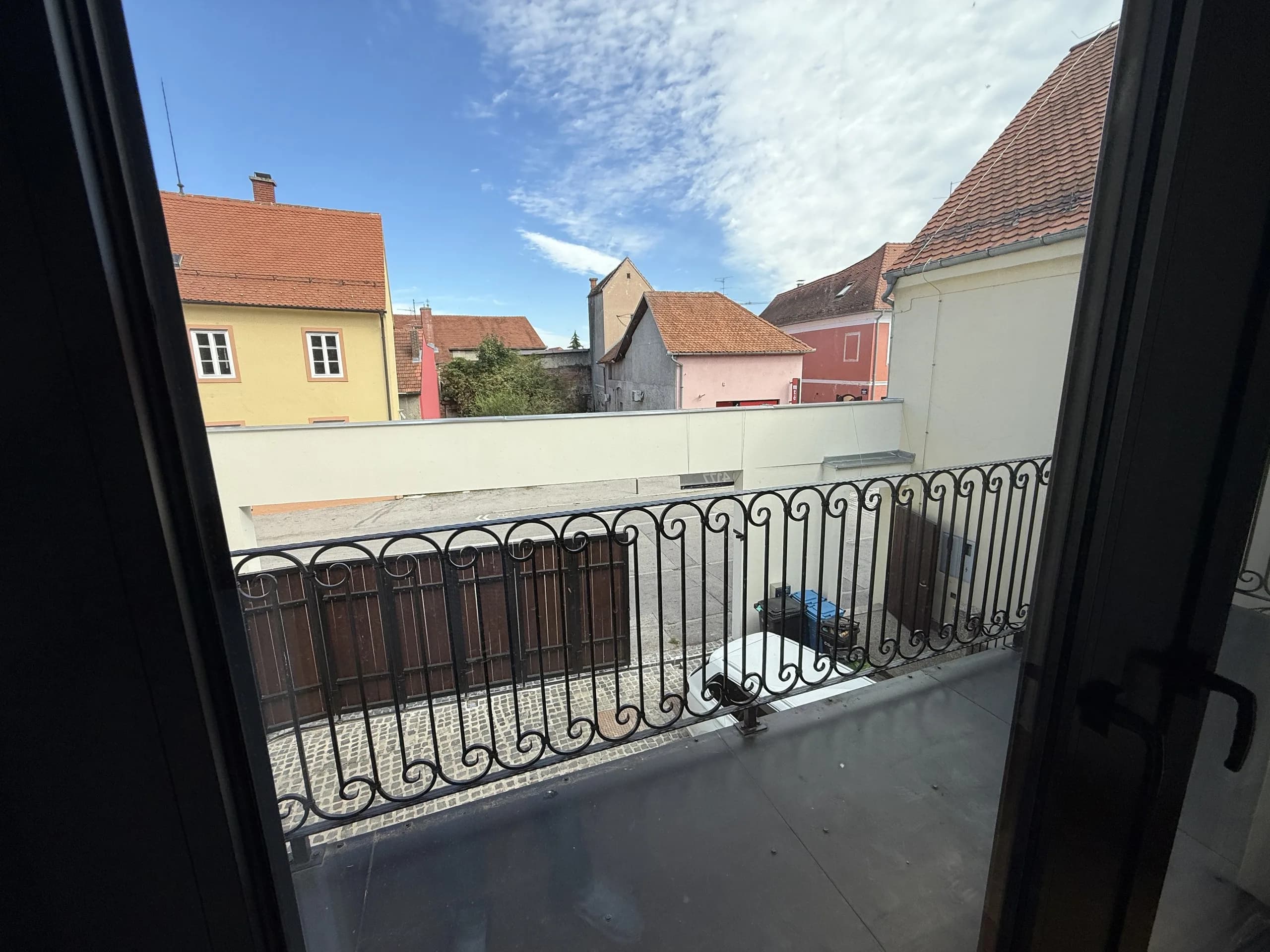 Pogled kroz vrata na balkon s kovanom ogradom, stan od 157 m² na prvom katu u centru Varaždina