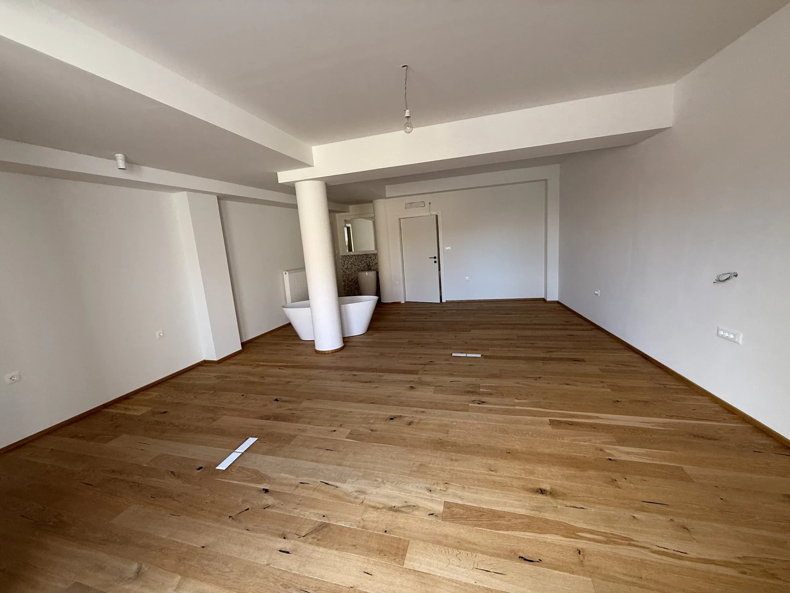 Soba s parketom i slobodnostojećom kadom, stan od 157 m² na prvom katu u centru Varaždina