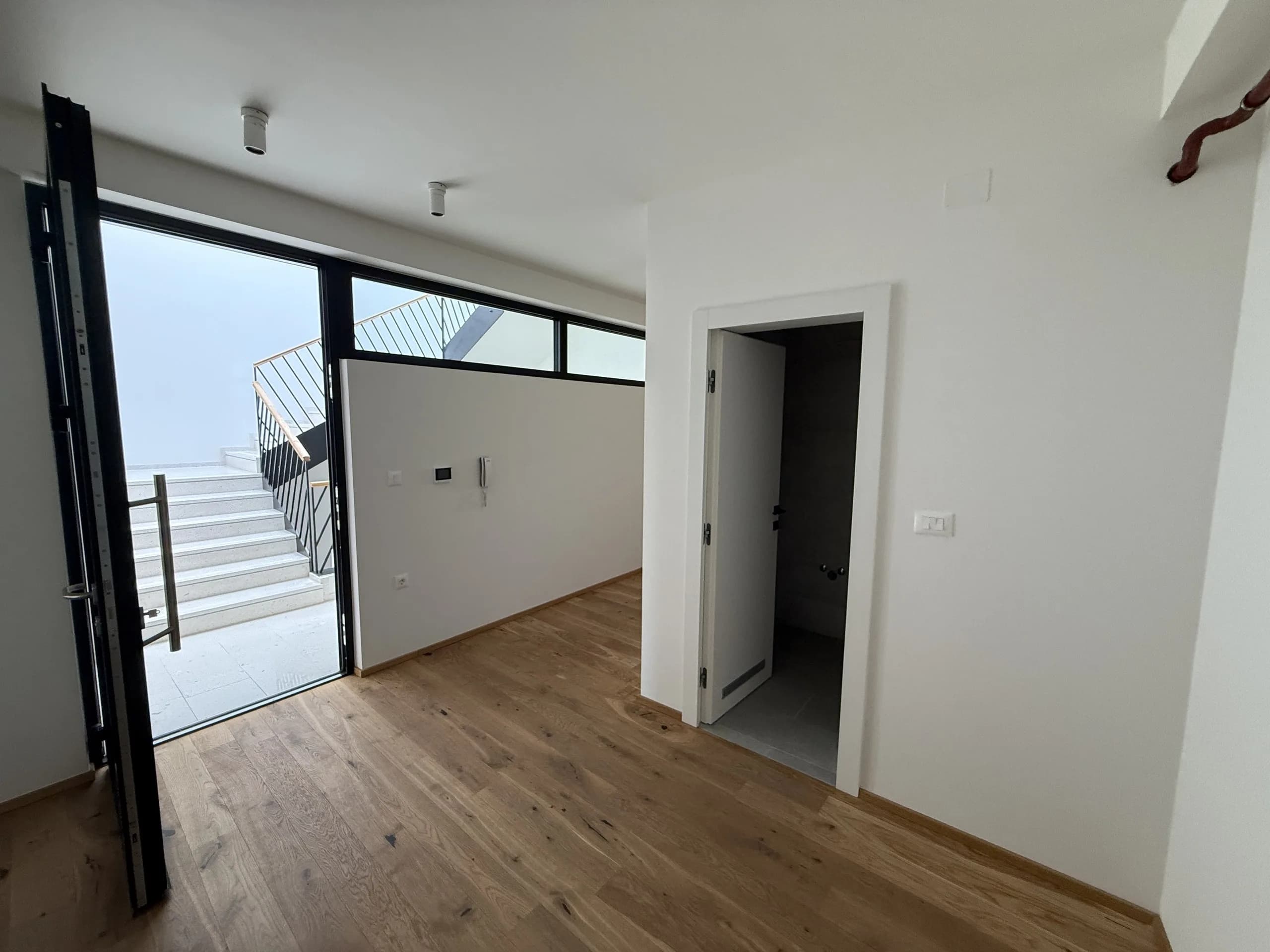 Prostorija s parketom i otvorenim vratima prema stubištu, stan od 157 m² na prvom katu u centru Varaždina