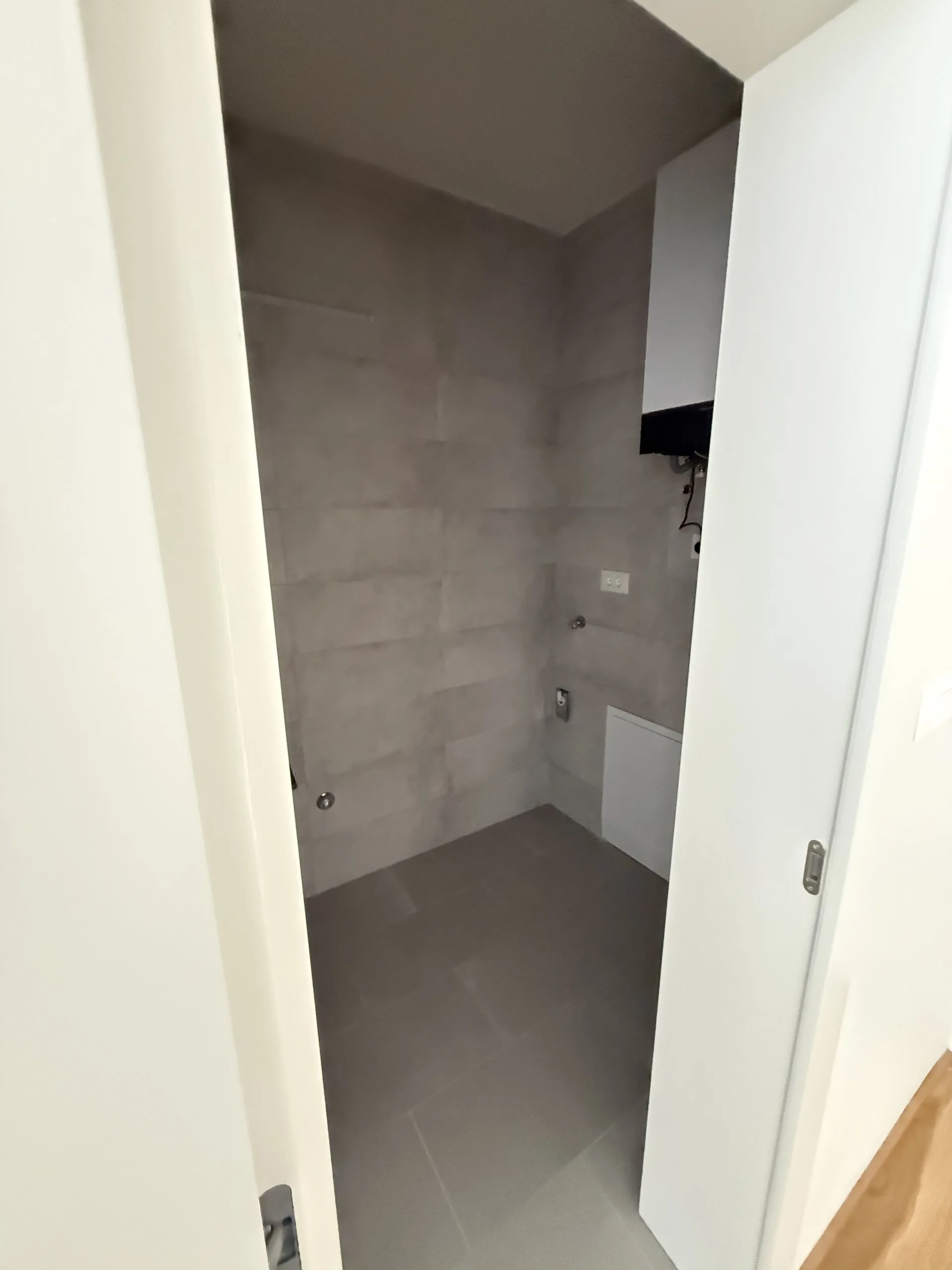 Prostorija sa sivim pločicama i bojlerom, stan od 157 m² na prvom katu u centru Varaždina