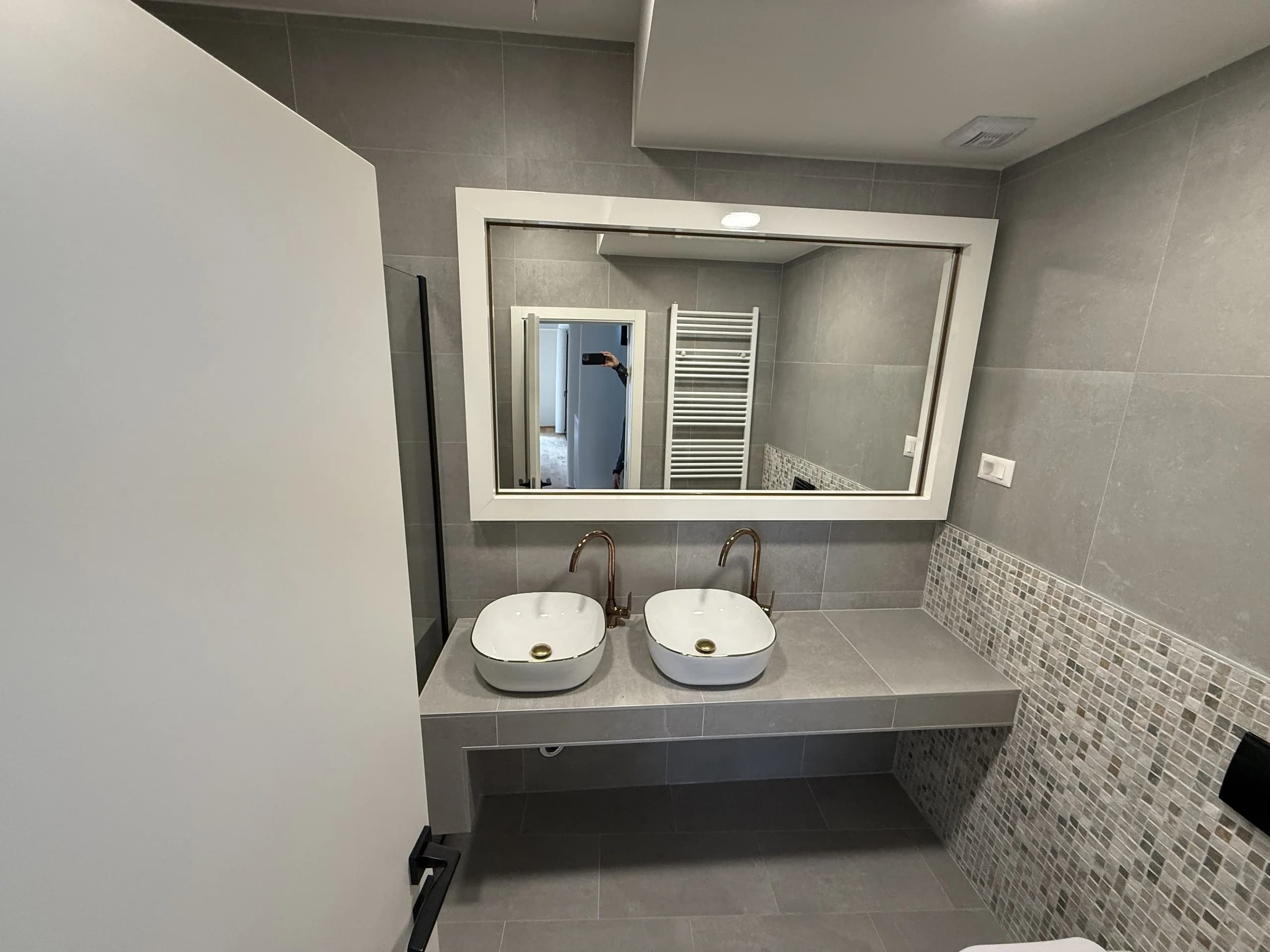 Kupaonica s dva umivaonika i ogledalom, stan od 157 m² na prvom katu u centru Varaždina