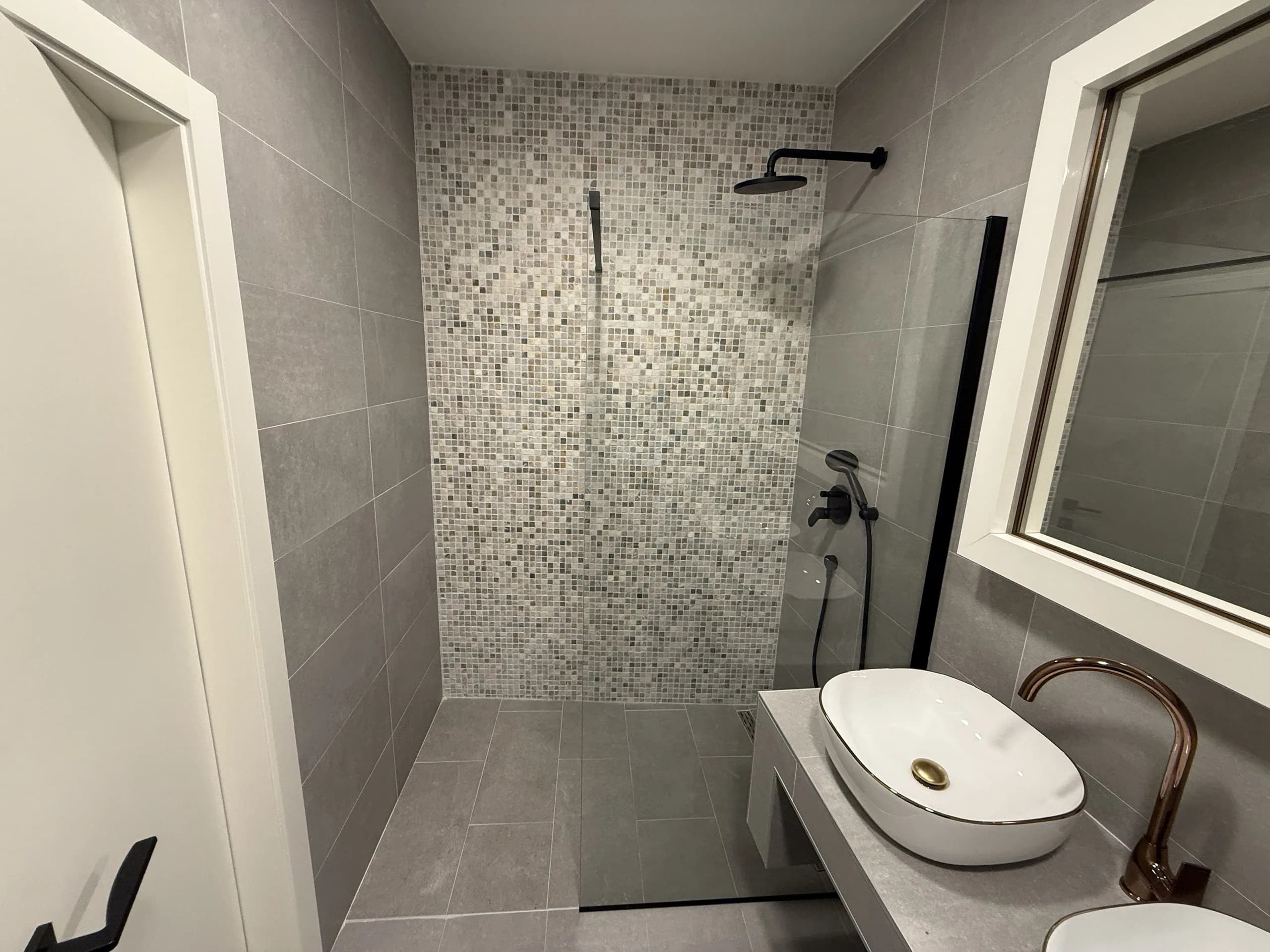 Kupaonica s tušem i umivaonikom, stan od 157 m² na prvom katu u centru Varaždina