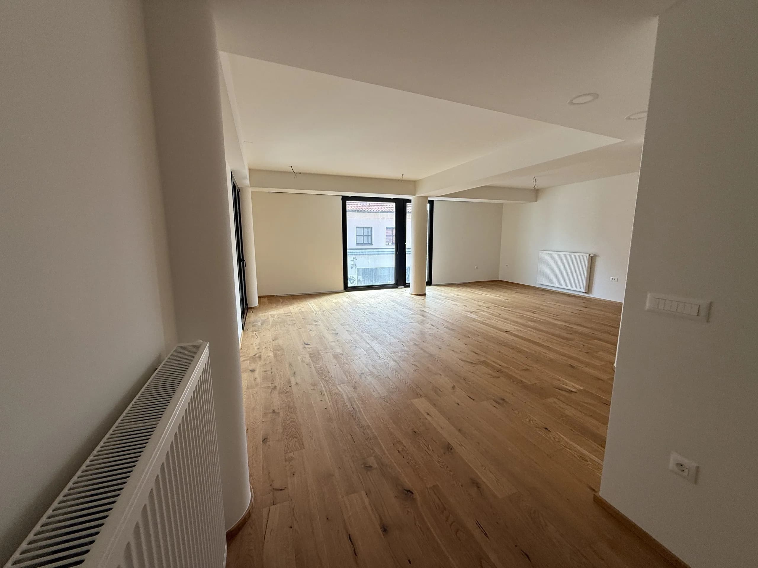 Dnevni boravak s parketom i prozorima prema ulici, stan od 157 m² na prvom katu u centru Varaždina