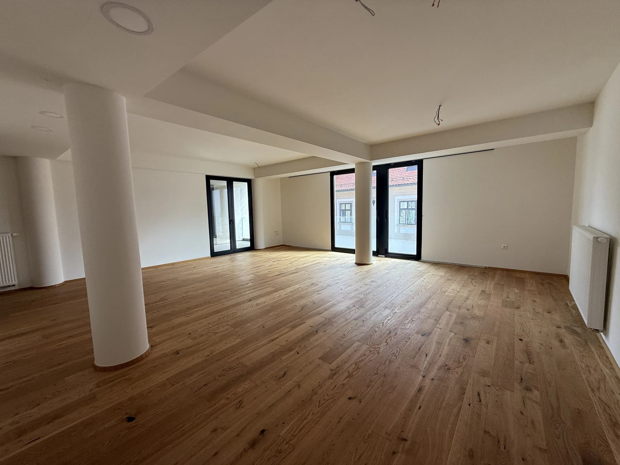 Dnevni boravak sa stupom i parketom, stan od 157 m² na prvom katu u centru Varaždina