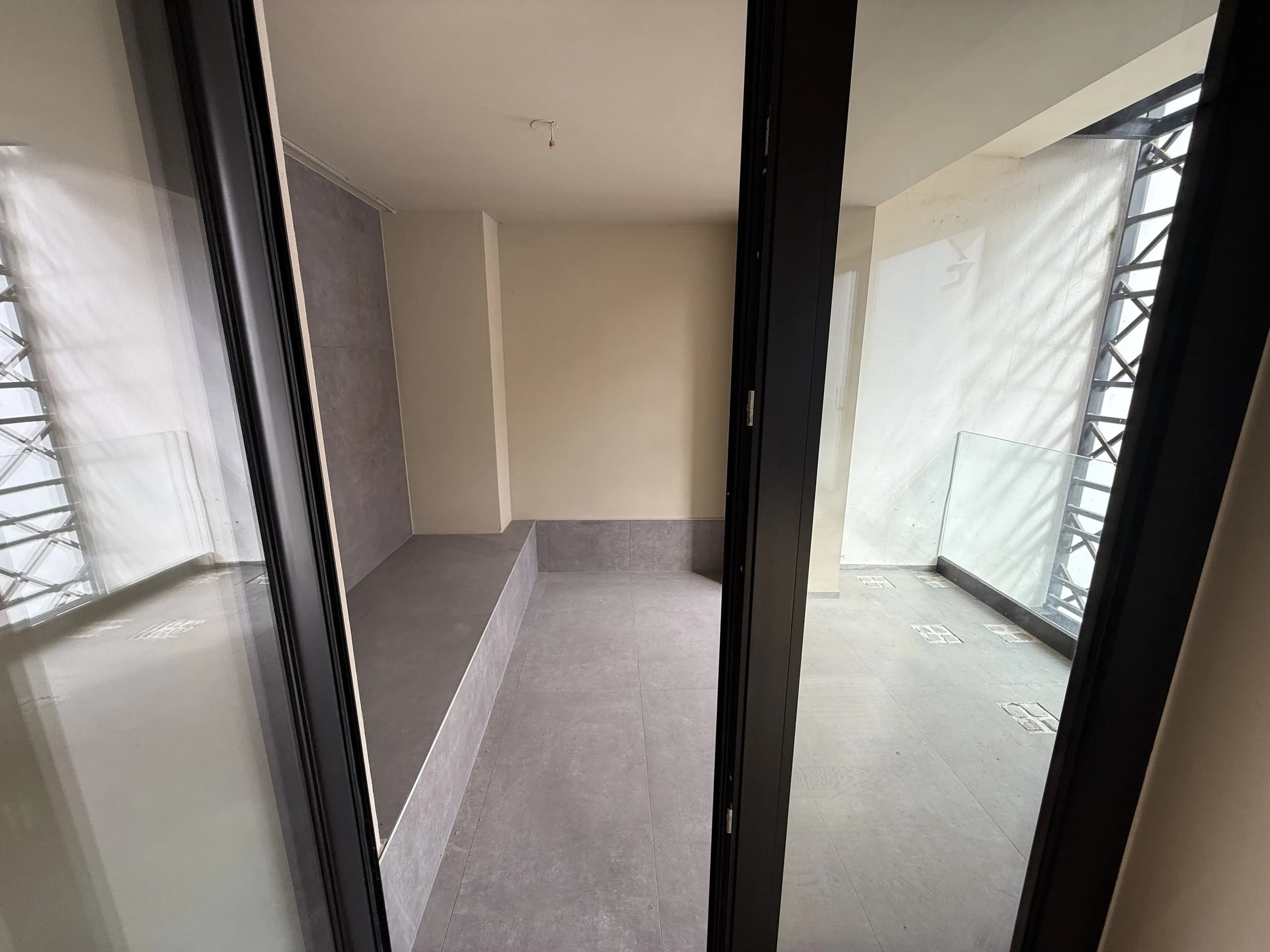 Loggia s pločicama i metalnom rešetkom, stan od 157 m² na prvom katu u centru Varaždina