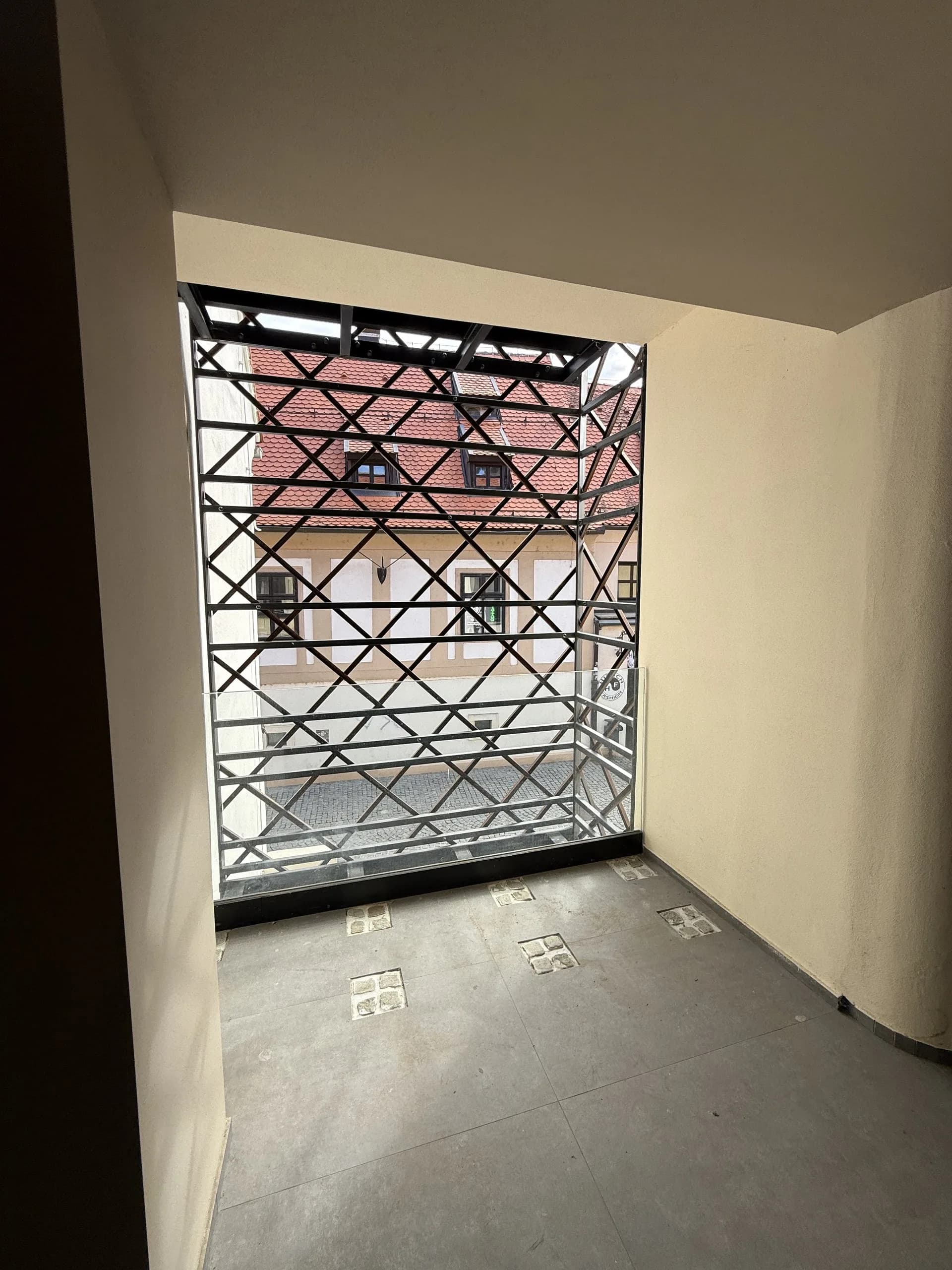 Loggia s pogledom kroz metalnu rešetku, stan od 157 m² na prvom katu u centru Varaždina