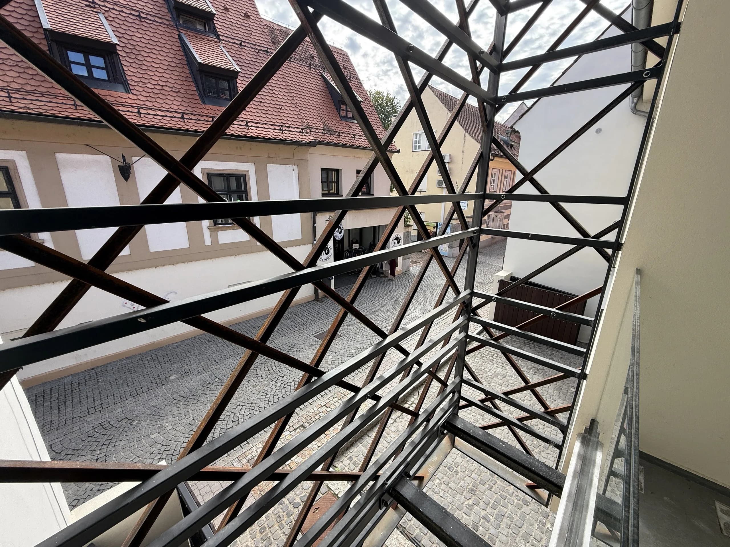 Pogled kroz rešetku loggie na ulicu, stan od 157 m² na prvom katu u centru Varaždina