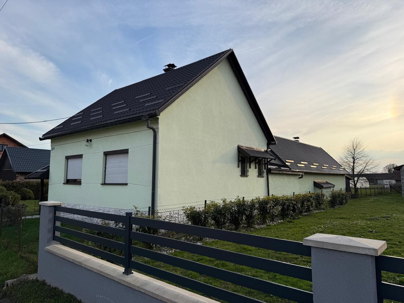 Bočni pogled na kuću s ogradom, obiteljska kuća u Draganiću