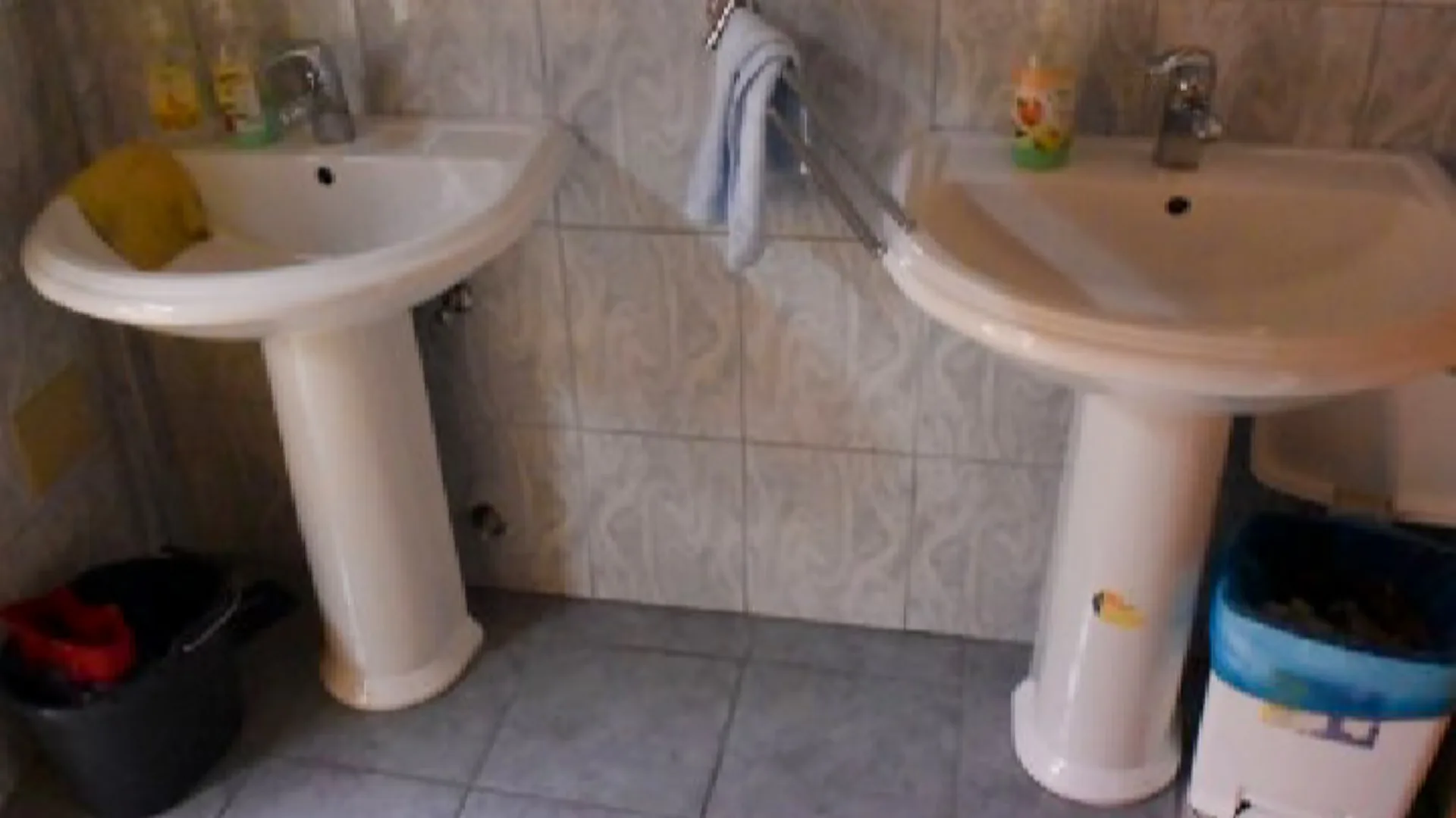 Dva umivaonika u sanitarnom prostoru, poslovna zgrada u Sračincu