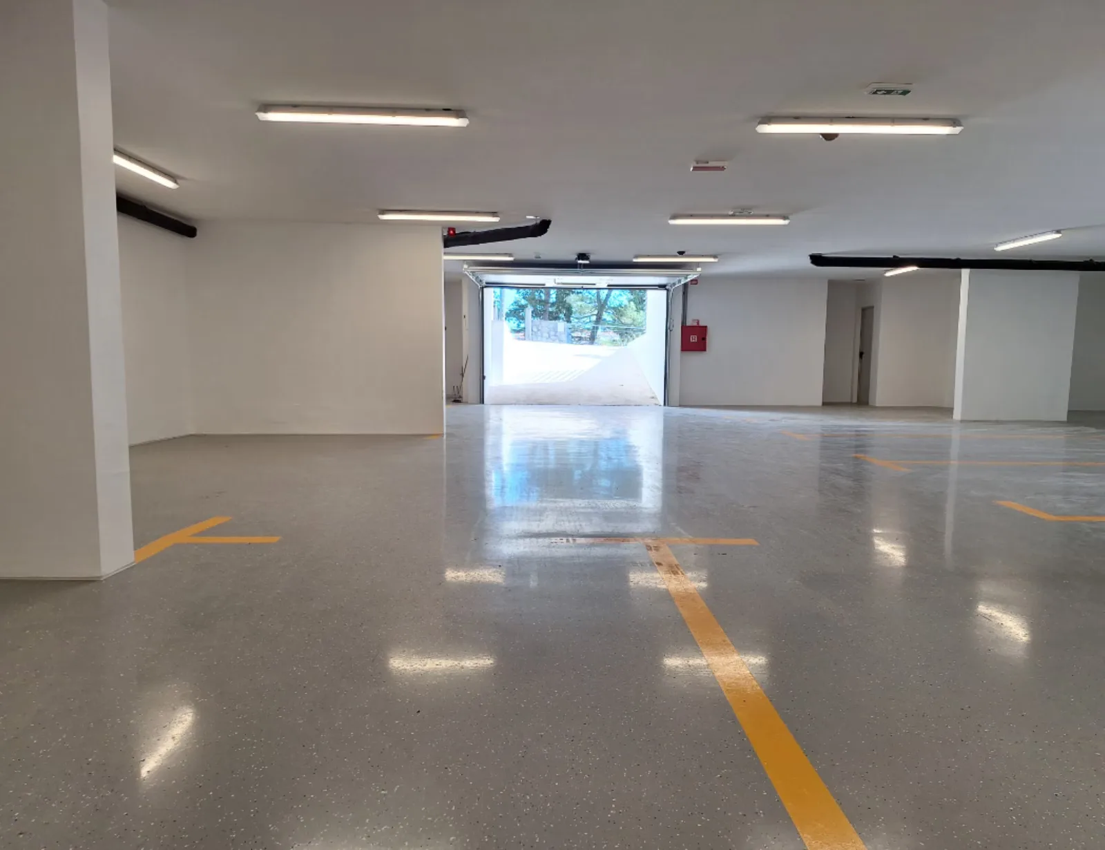Garaža s rasvjetom i parkirnim mjestima, apartman na Malom Lošinju, 2. stan