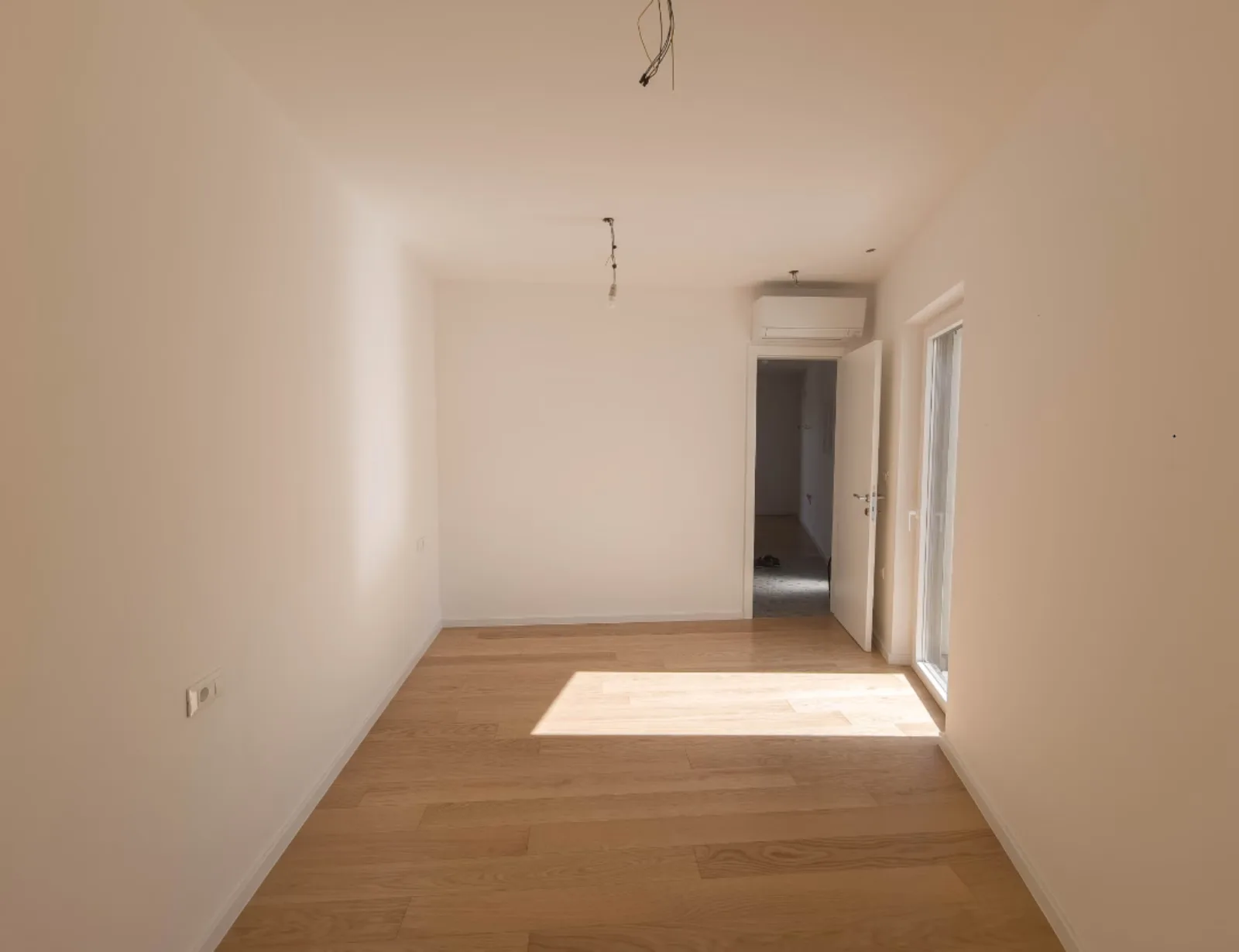 Hodnik i soba s parketom, apartman na Malom Lošinju, 2. stan