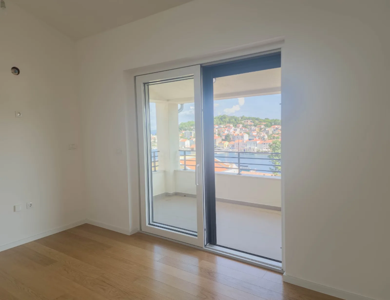 Izlaz na terasu s pogledom na naselje, apartman na Malom Lošinju, 4. stan