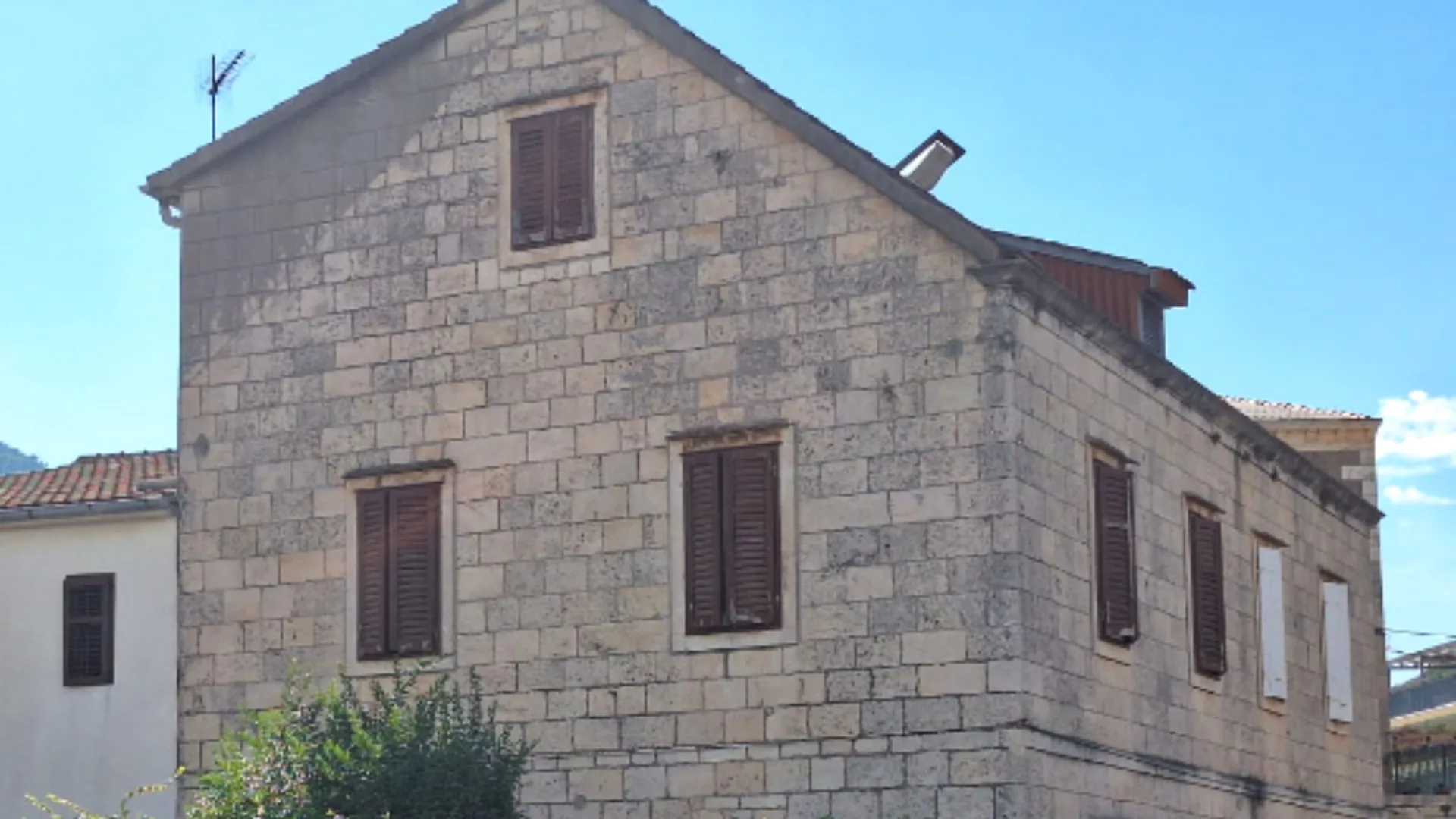 Kameno pročelje zgrade, stambena zgrada na Visu