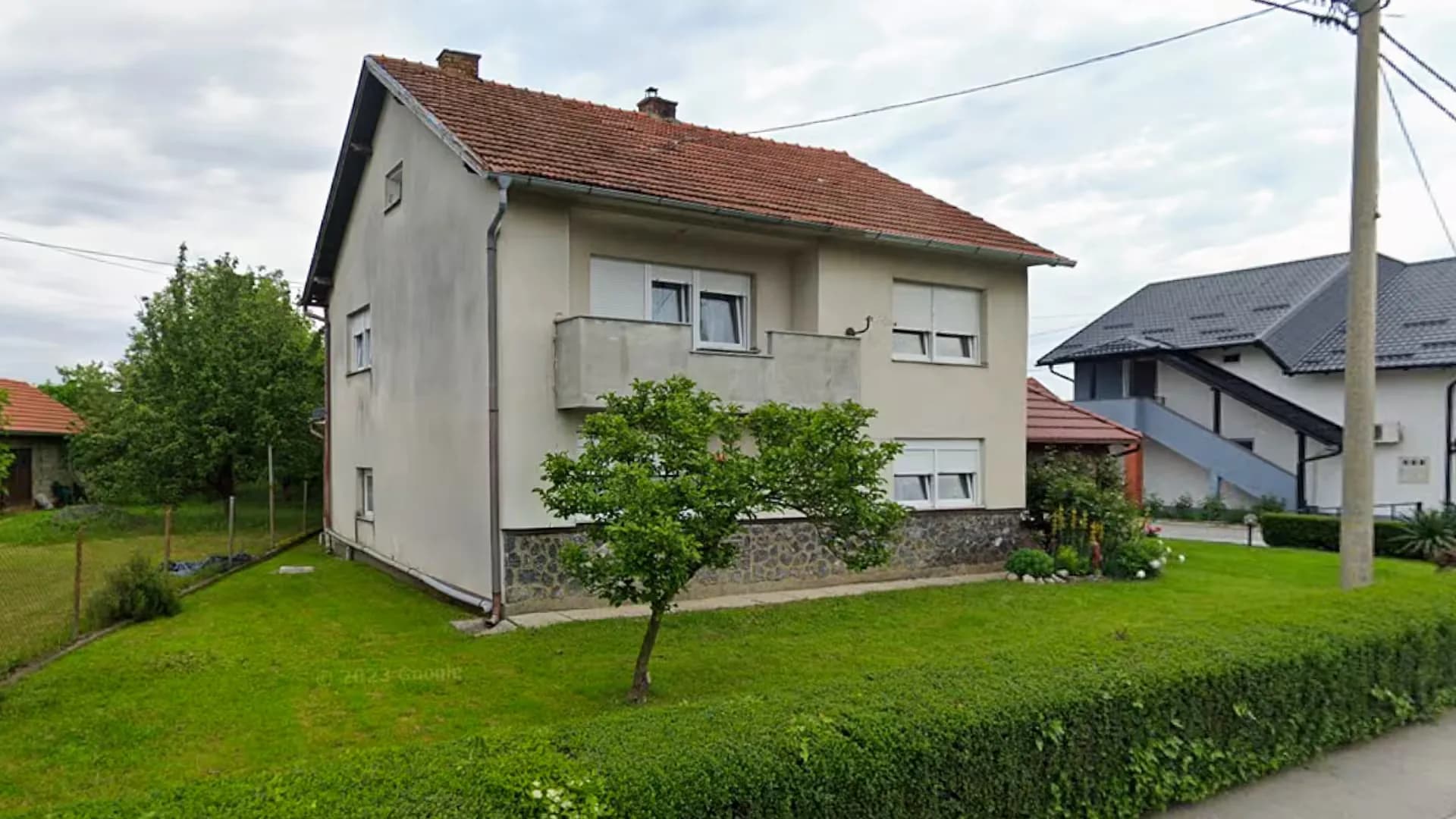 Katnica s travnatom okućnicom i voćkom, kuća u Novom Marofu