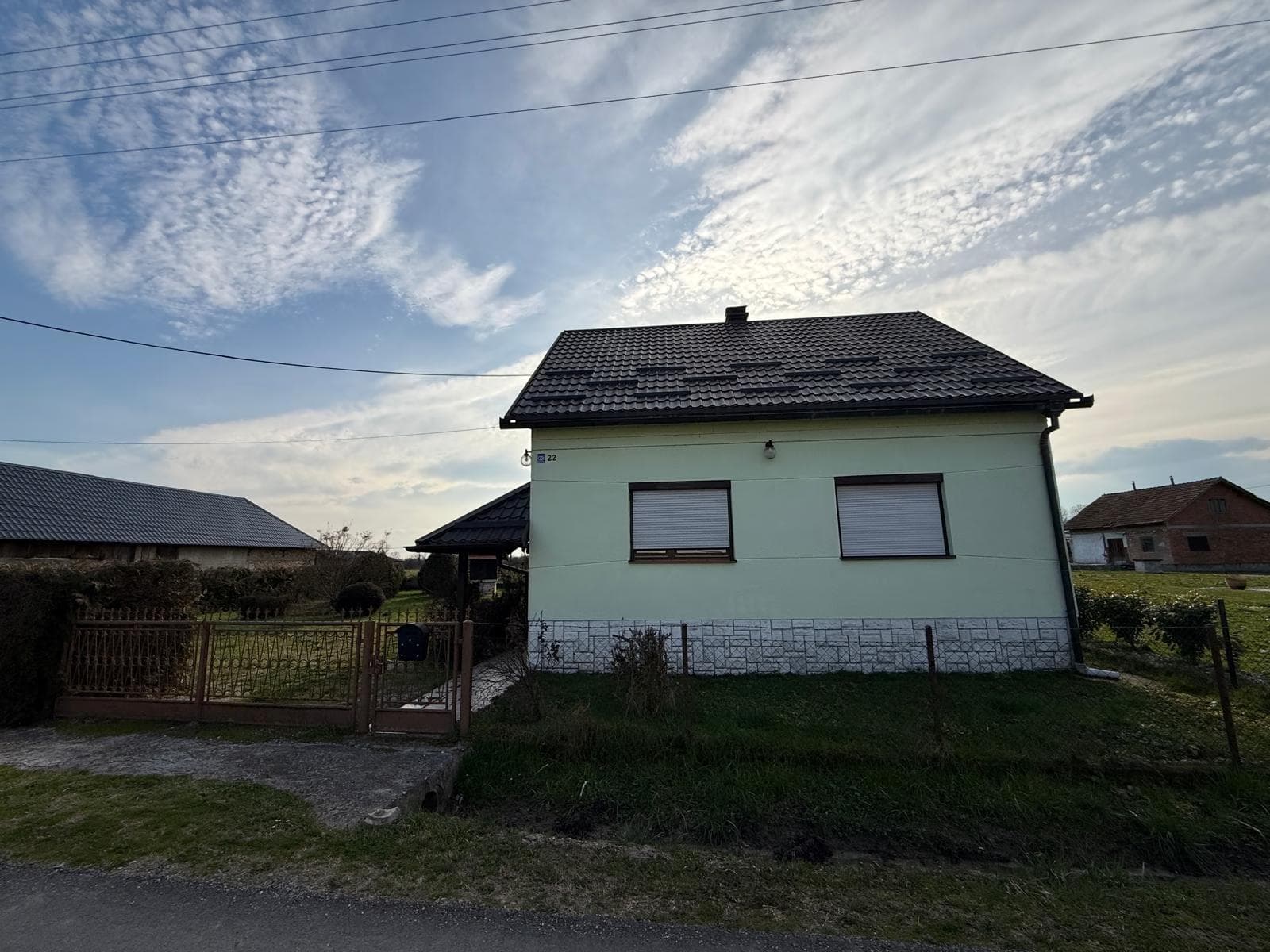 Kuća s prilazom i dvorišnim ulazom, obiteljska kuća u Draganiću