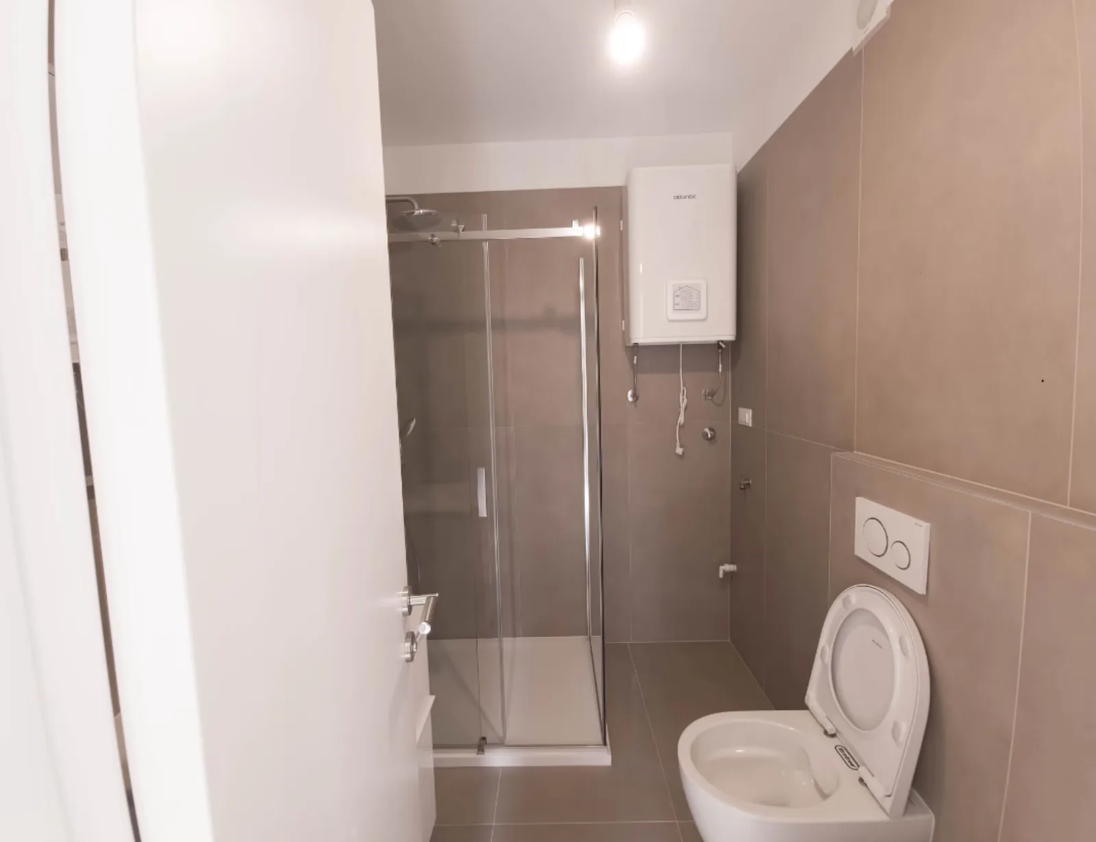 Kupaonica s tuš kabinom, apartman na Malom Lošinju, 2. stan