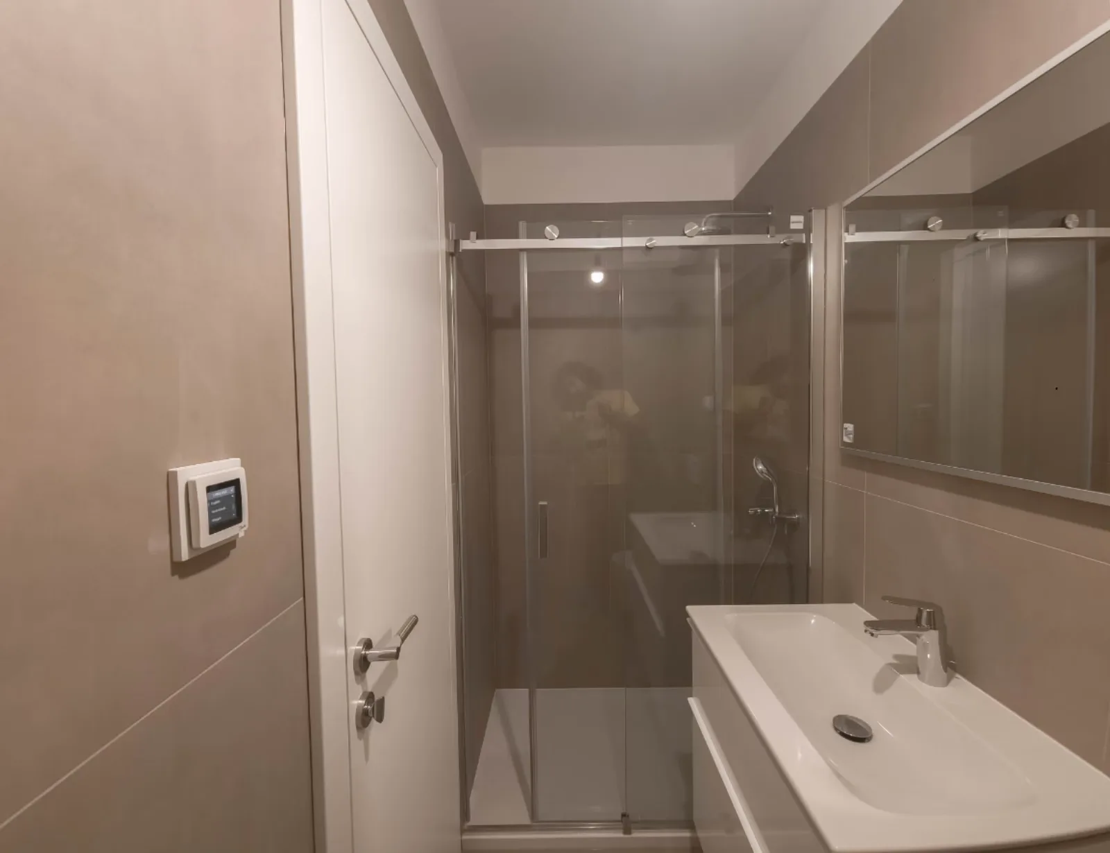 Kupaonica s tuš kabinom i umivaonikom, apartman na Malom Lošinju, 4. stan