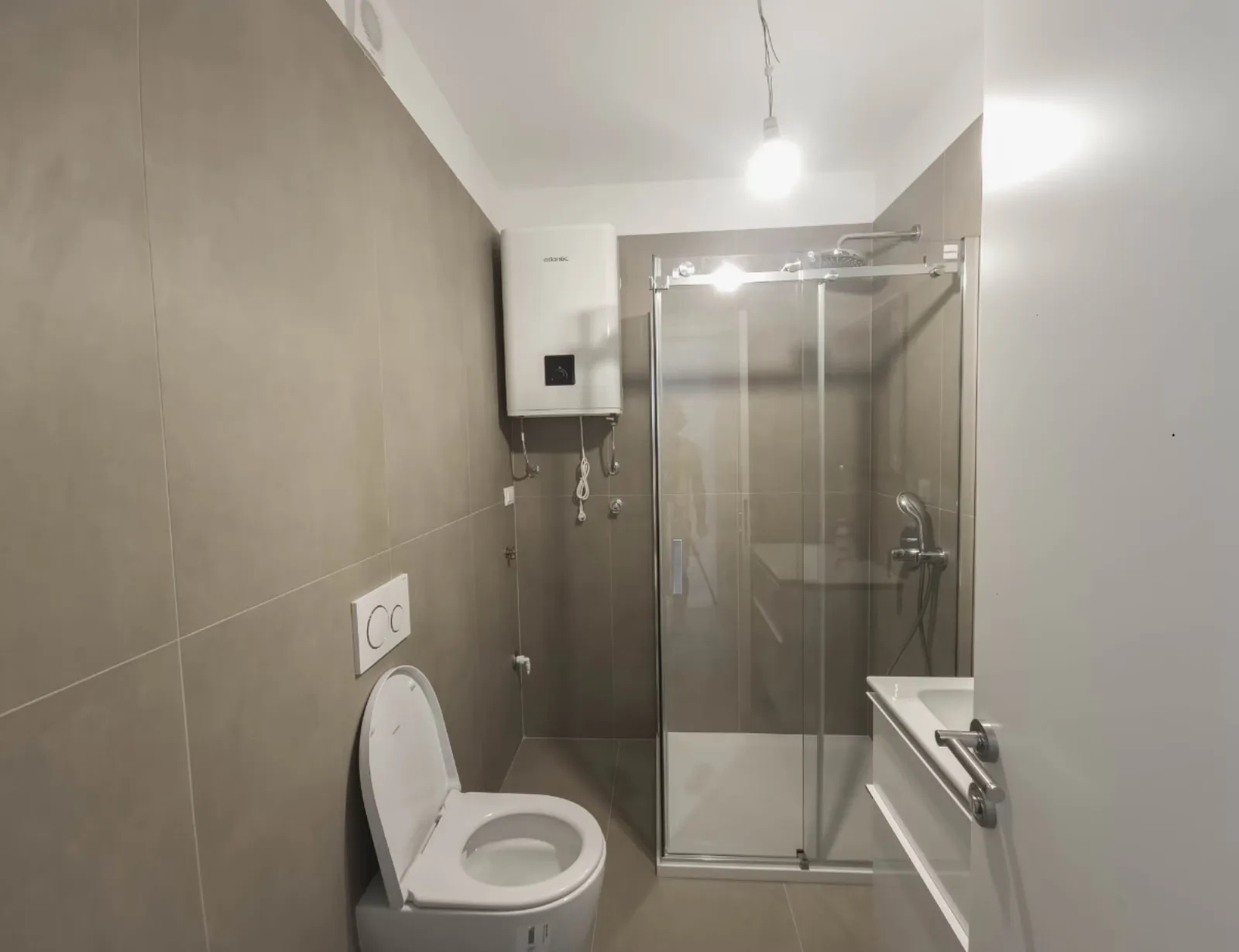 Kupaonica s tuš kabinom i WC školjkom, apartman na Malom Lošinju, 1. stan