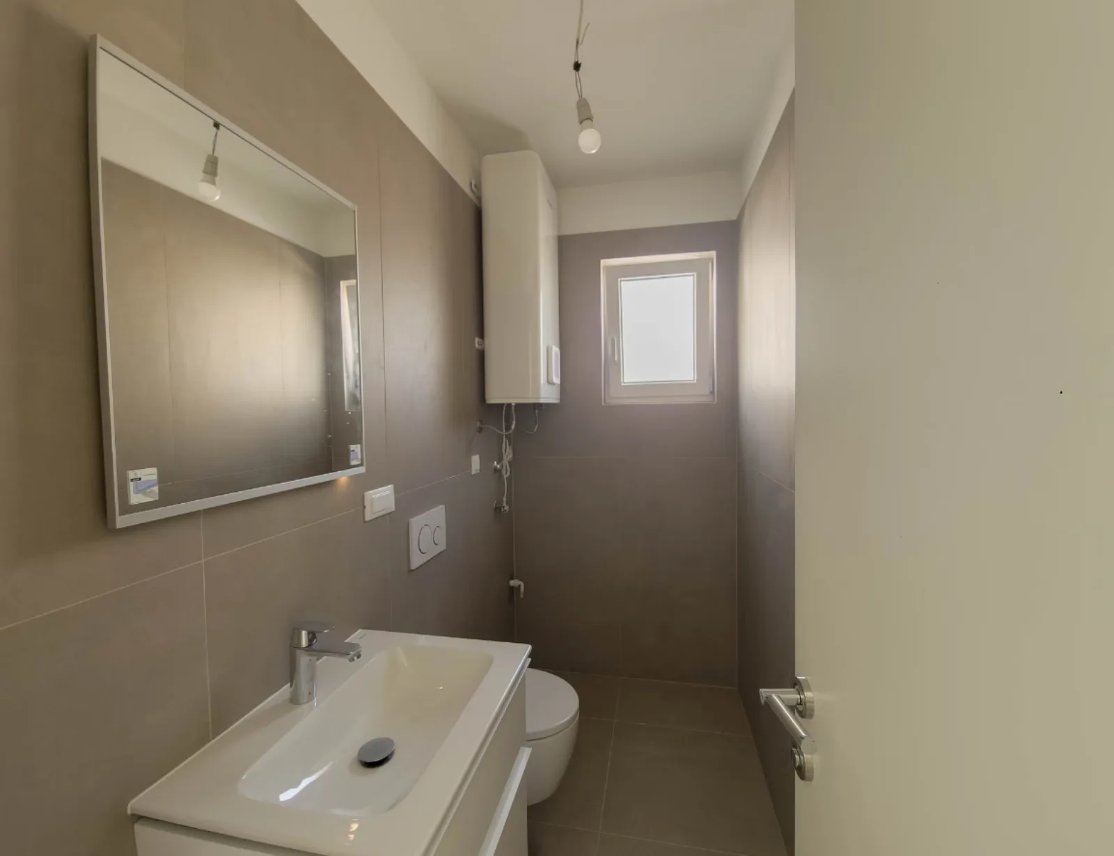 Kupaonica s umivaonikom i ogledalom, apartman na Malom Lošinju, 4. stan
