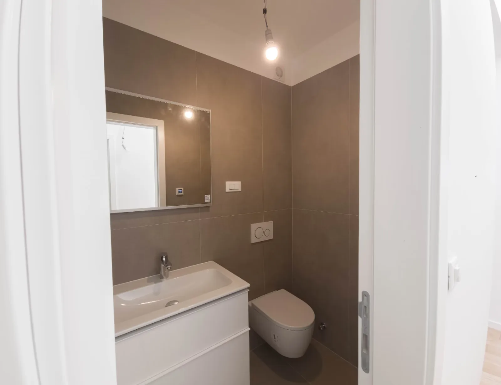 Kupaonica s WC školjkom i umivaonikom, apartman na Malom Lošinju, 4. stan