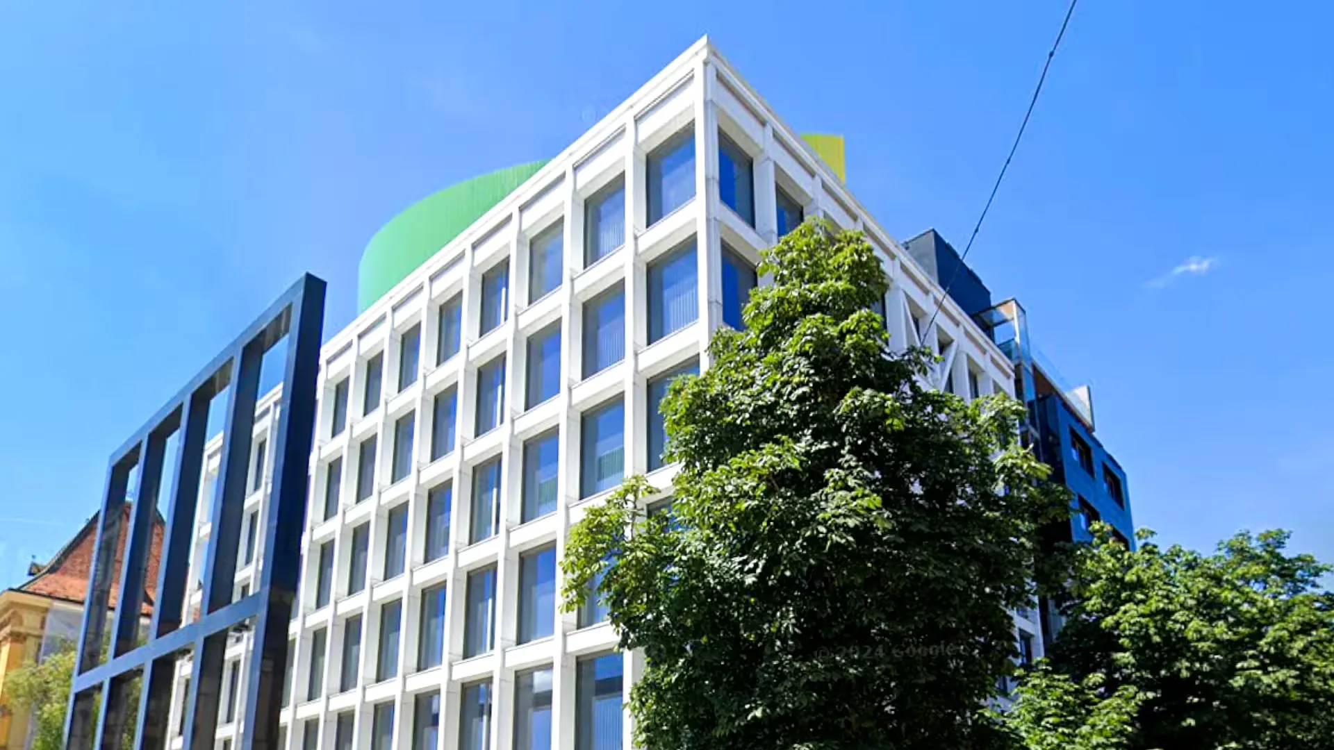 Moderna poslovna zgrada sa staklenim pročeljem, zgrada u centru Zagreba