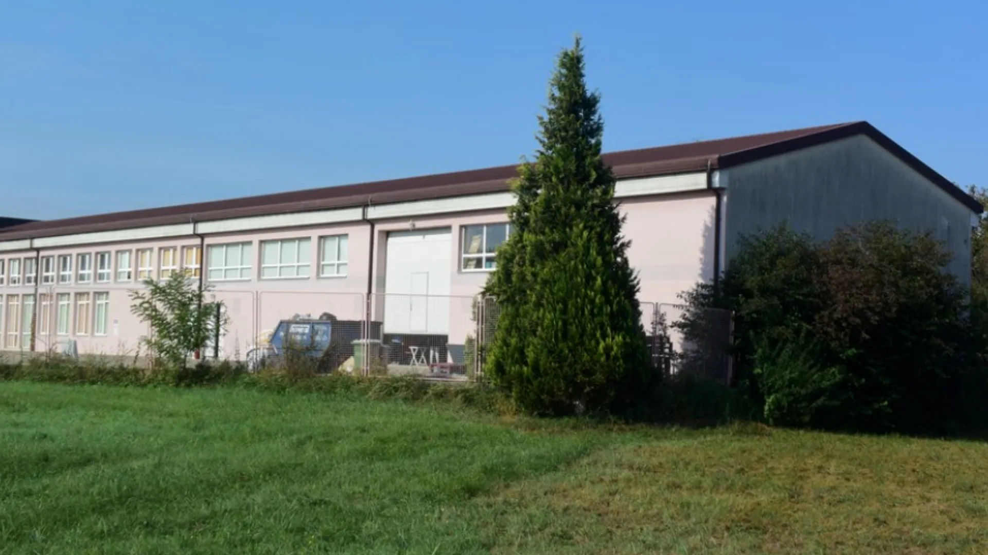 Pogled na halu s travnate strane, poslovna zgrada u Sračincu