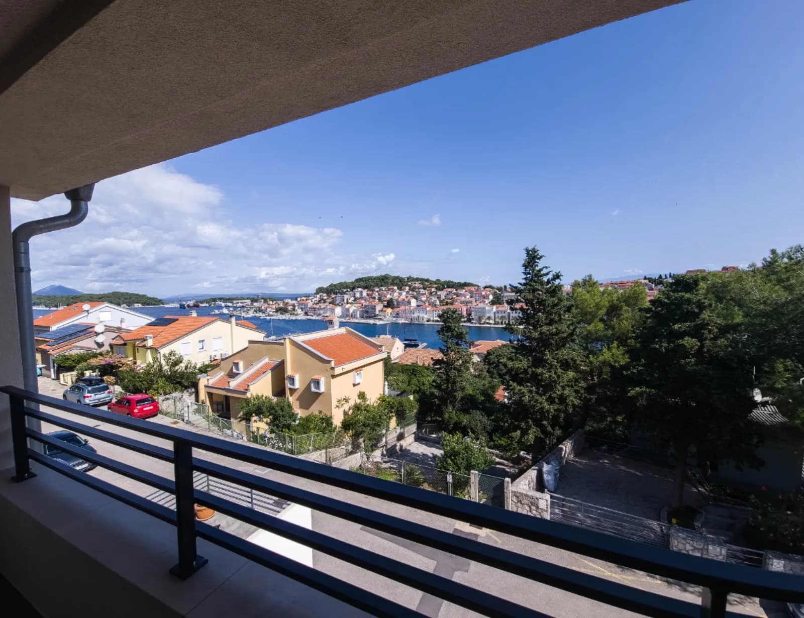 Pogled s terase na naselje i more, apartman na Malom Lošinju, 4. stan