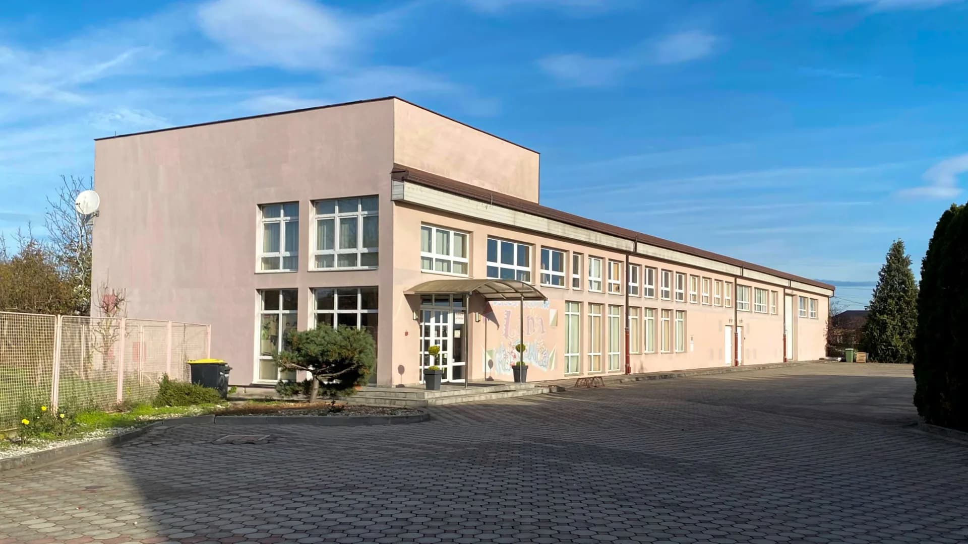 Poslovna hala s uredskim dijelom i asfaltiranim platoom, Sračinec