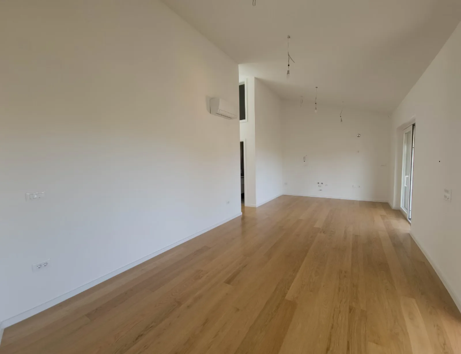 Prazan dnevni boravak s parketom, apartman na Malom Lošinju, 4. stan