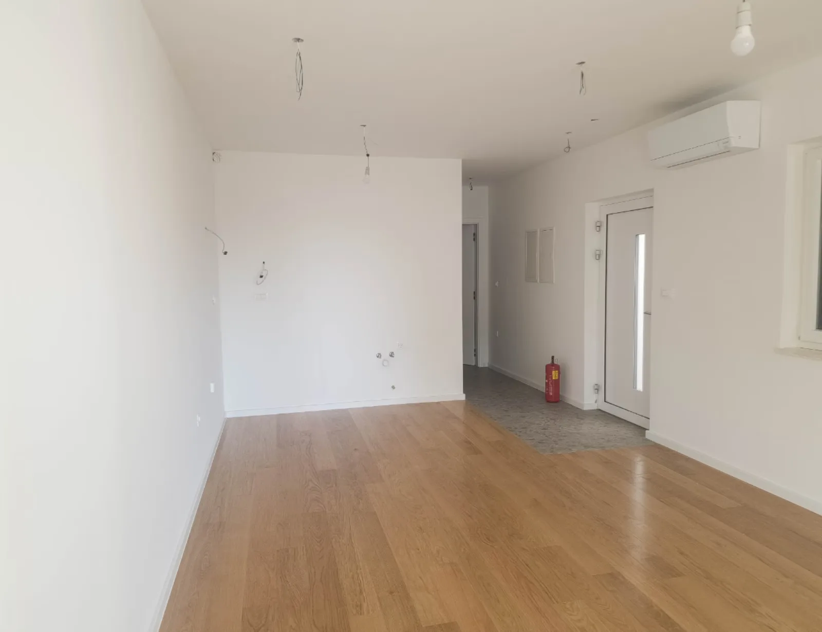Prazan dnevni boravak s parketom i klima uređajem, apartman na Malom Lošinju, 1. stan
