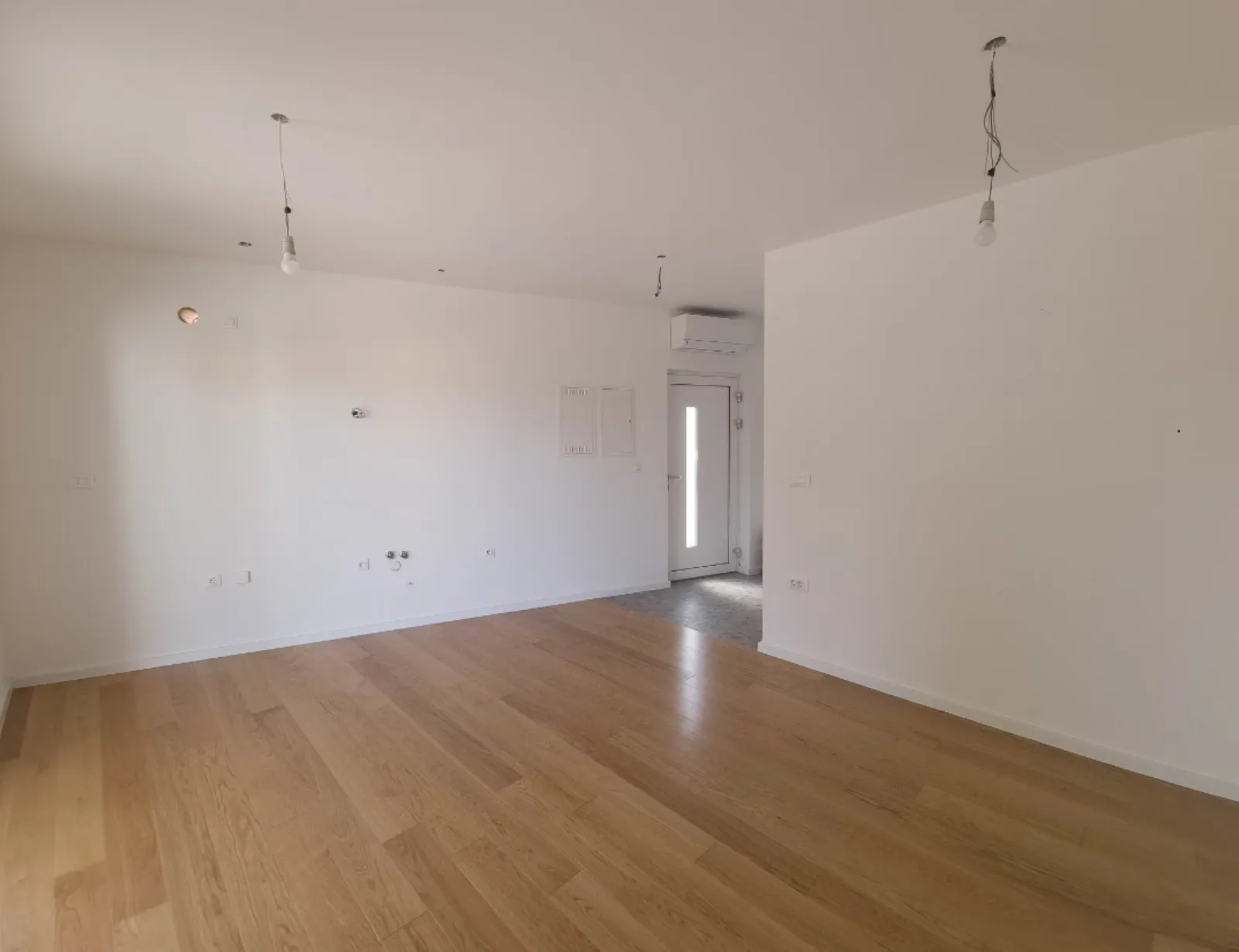Prazan dnevni prostor s parketom, apartman na Malom Lošinju, 2. stan