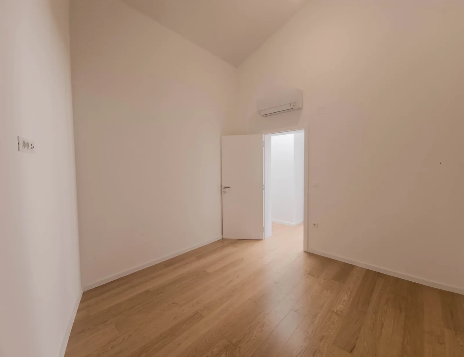 Prazna soba s bijelim vratima, apartman na Malom Lošinju, 4. stan