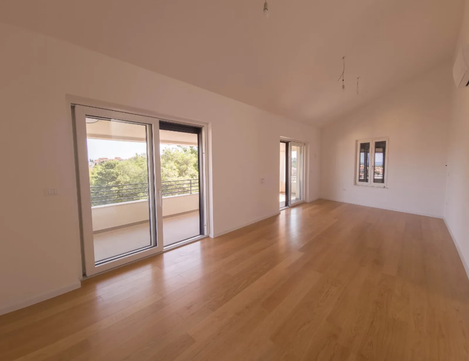Prazna soba s kliznim vratima na terasu, apartman na Malom Lošinju, 4. stan
